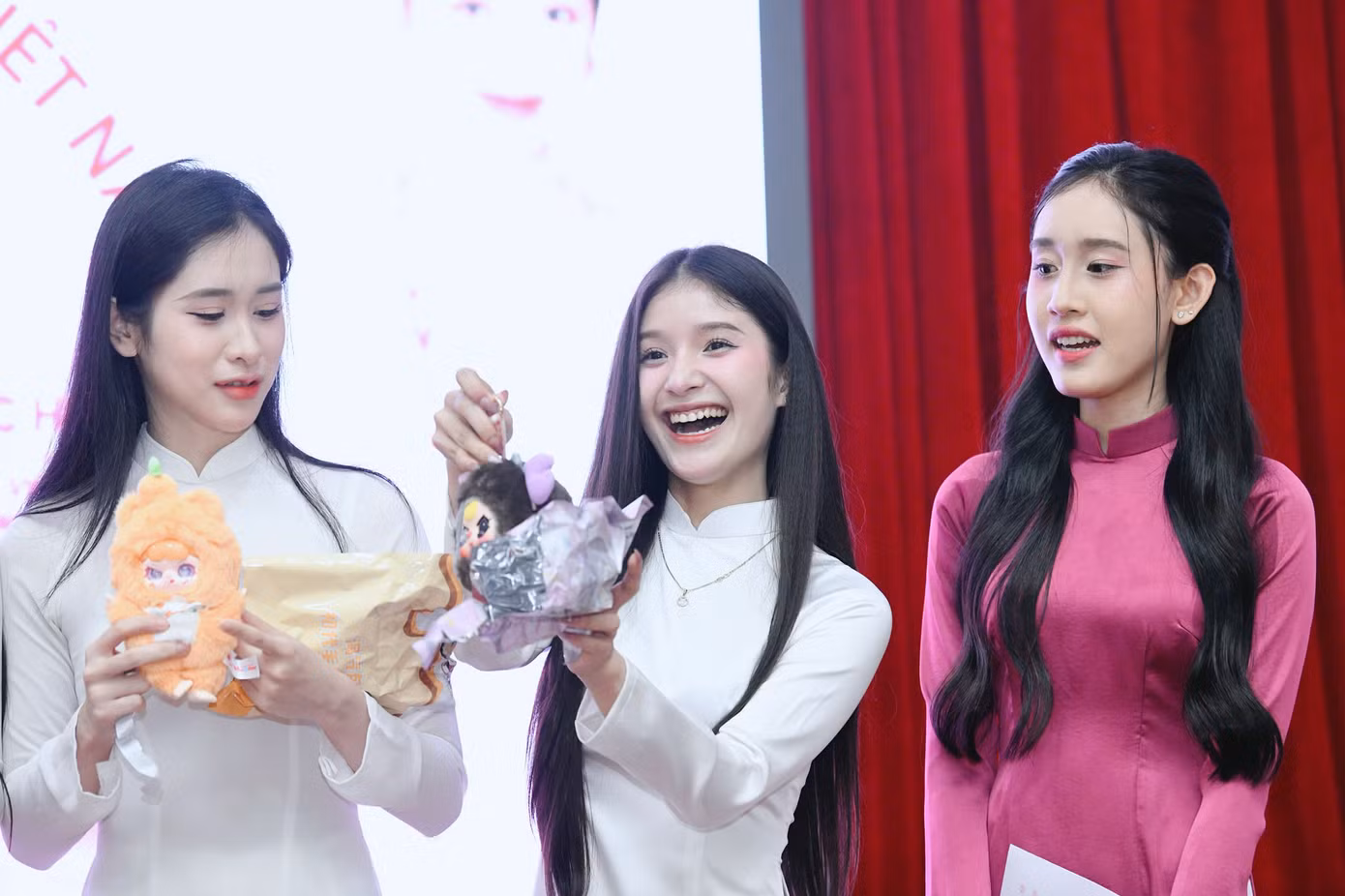 Sau phần giao lưu, sinh viên Đại học Huế cùng tham gia các trò chơi với những câu hỏi liên quan Hoa hậu Việt Nam.