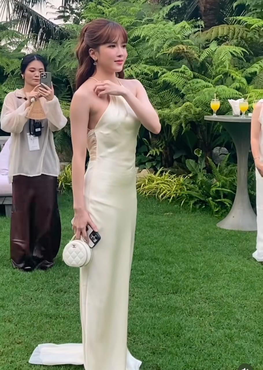 Tham dự lễ thành đôi của Cát Tường và bạn gái Bí Đỏ có nhiều sao Việt như ca sĩ Thiều Bảo Trâm, diễn viên Diệu Nhi, nhạc sĩ Huy Tuấn, ca sĩ SooBin Hoàng Sơn, vợ chồng Đông Nhi - Ông Cao Thắng, ca sĩ Bảo Anh...