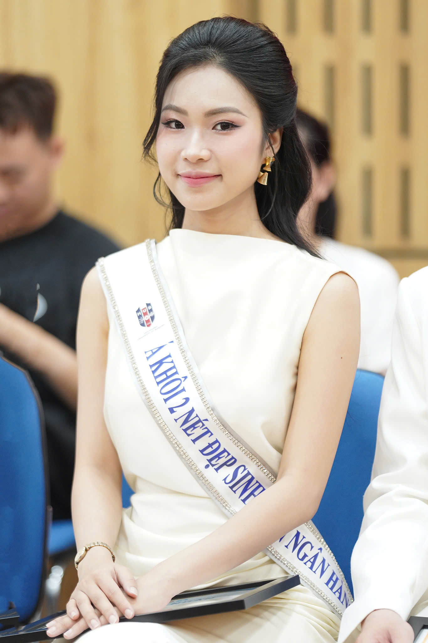 Chia sẻ tại buổi tuyển sinh, PGS. TS. Nguyễn Đức Trung - Hiệu trưởng Trường Đại học Ngân hàng TPHCM cho biết bốn tiêu chí của cuộc thi Hoa hậu Việt Nam rất phù hợp với tiêu chí phát triển của các bạn sinh viên Đại học Ngân hàng. Chia sẻ tại buổi tuyển sinh, PGS. TS. Nguyễn Đức Trung - Hiệu trưởng Trường Đại học Ngân hàng TPHCM cho biết bốn tiêu chí của cuộc thi Hoa hậu Việt Nam rất phù hợp với tiêu chí phát triển của các bạn sinh viên Đại học Ngân hàng.