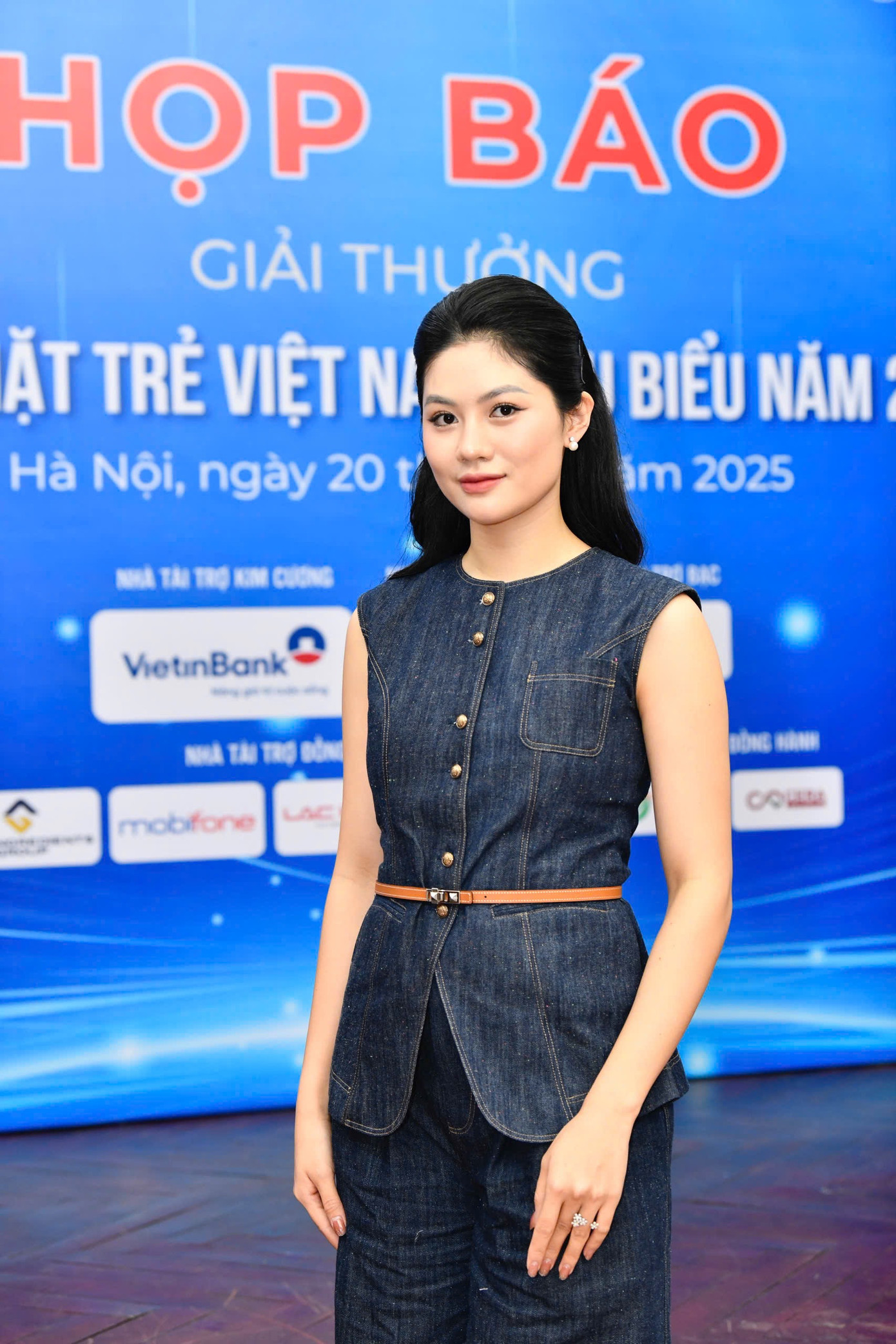 Sự kiện này đánh dấu sự trở lại của người đẹp Vũ Hương Giang sau thời gian cô định cư ở nước ngoài. “Trước đây, tôi từng đồng hành cùng Báo Tiền Phong trong các hoạt động thiện nguyện như Chủ Nhật đỏ, thăm hỏi các cựu chiến binh, chương trình thanh niên… Sắp tới, tôi hy vọng tiếp tục đồng hành trong các hoạt động về hỗ trợ giáo dục, sức khoẻ cộng đồng và lối sống xanh”, cô chia sẻ.