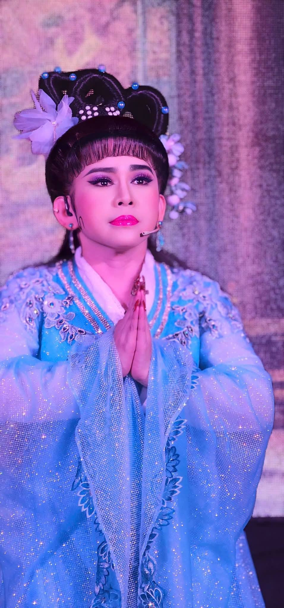 Nghệ sĩ Minh Sang (bên trái) xin lỗi Bình Tinh và cầu xin sự tha thứ. Nghệ sĩ Minh Sang (bên trái) xin lỗi Bình Tinh và cầu xin sự tha thứ.