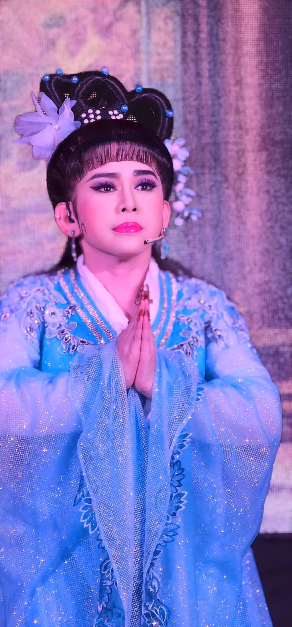 Nghệ sĩ Minh Sang (bên trái) xin lỗi Bình Tinh và cầu xin sự tha thứ.