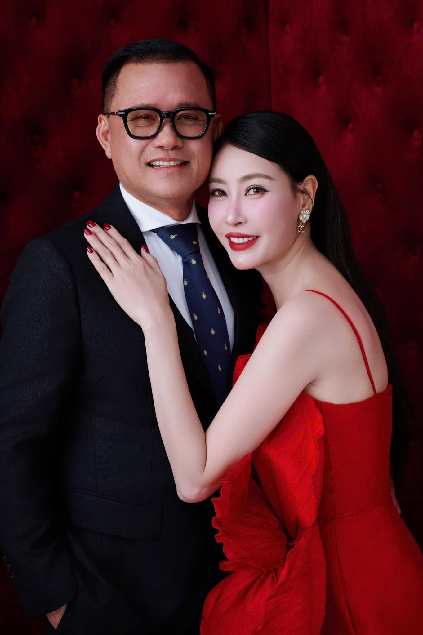 Hoa hậu Hà Kiều Anh có chia sẻ dài về cuộc sống hôn nhân trong ngày Valentine. “Cuộc sống đâu phải lúc nào cũng hoàn hảo, cũng như vợ chồng không phải lúc nào cũng thuận hòa. Quan trọng là cả hai luôn nhắc nhở nhau rằng vì đâu ta đến, vì sao ta yêu và vì điều gì ta vẫn ở lại. Hôm nay là ngày đặc biệt, một cái cớ để nhắc chính mình rằng mình thật may mắn và hạnh phúc khi luôn có người đồng hành bên cạnh. Dù đôi khi có những điều không thích, nhưng vì vợ, vẫn sẵn sàng làm. Như bức hình này - không thích chụp nhưng vẫn phải chụp thôi, vì chỉ cần em vui là được. Sau 21 năm bên nhau, món quà to nhất là 4 đứa con vô cùng đáng yêu”. Hoa hậu Hà Kiều Anh có chia sẻ dài về cuộc sống hôn nhân trong ngày Valentine. “Cuộc sống đâu phải lúc nào cũng hoàn hảo, cũng như vợ chồng không phải lúc nào cũng thuận hòa. Quan trọng là cả hai luôn nhắc nhở nhau rằng vì đâu ta đến, vì sao ta yêu và vì điều gì ta vẫn ở lại. Hôm nay là ngày đặc biệt, một cái cớ để nhắc chính mình rằng mình thật may mắn và hạnh phúc khi luôn có người đồng hành bên cạnh. Dù đôi khi có những điều không thích, nhưng vì vợ, vẫn sẵn sàng làm. Như bức hình này - không thích chụp nhưng vẫn phải chụp thôi, vì chỉ cần em vui là được. Sau 21 năm bên nhau, món quà to nhất là 4 đứa con vô cùng đáng yêu”.