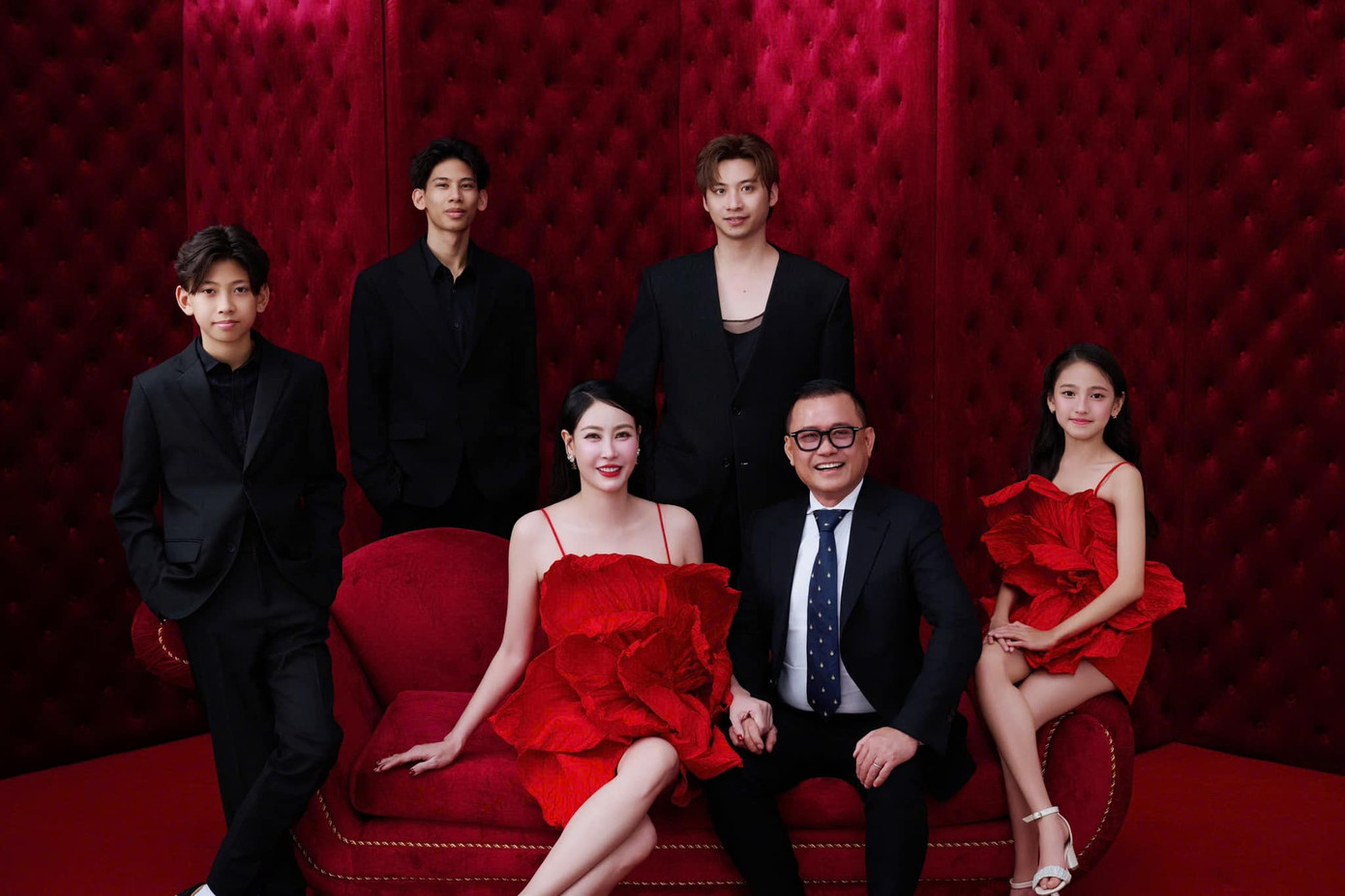 Hoa hậu Hà Kiều Anh có chia sẻ dài về cuộc sống hôn nhân trong ngày Valentine. “Cuộc sống đâu phải lúc nào cũng hoàn hảo, cũng như vợ chồng không phải lúc nào cũng thuận hòa. Quan trọng là cả hai luôn nhắc nhở nhau rằng vì đâu ta đến, vì sao ta yêu và vì điều gì ta vẫn ở lại. Hôm nay là ngày đặc biệt, một cái cớ để nhắc chính mình rằng mình thật may mắn và hạnh phúc khi luôn có người đồng hành bên cạnh. Dù đôi khi có những điều không thích, nhưng vì vợ, vẫn sẵn sàng làm. Như bức hình này - không thích chụp nhưng vẫn phải chụp thôi, vì chỉ cần em vui là được. Sau 21 năm bên nhau, món quà to nhất là 4 đứa con vô cùng đáng yêu”. Hoa hậu Hà Kiều Anh có chia sẻ dài về cuộc sống hôn nhân trong ngày Valentine. “Cuộc sống đâu phải lúc nào cũng hoàn hảo, cũng như vợ chồng không phải lúc nào cũng thuận hòa. Quan trọng là cả hai luôn nhắc nhở nhau rằng vì đâu ta đến, vì sao ta yêu và vì điều gì ta vẫn ở lại. Hôm nay là ngày đặc biệt, một cái cớ để nhắc chính mình rằng mình thật may mắn và hạnh phúc khi luôn có người đồng hành bên cạnh. Dù đôi khi có những điều không thích, nhưng vì vợ, vẫn sẵn sàng làm. Như bức hình này - không thích chụp nhưng vẫn phải chụp thôi, vì chỉ cần em vui là được. Sau 21 năm bên nhau, món quà to nhất là 4 đứa con vô cùng đáng yêu”.