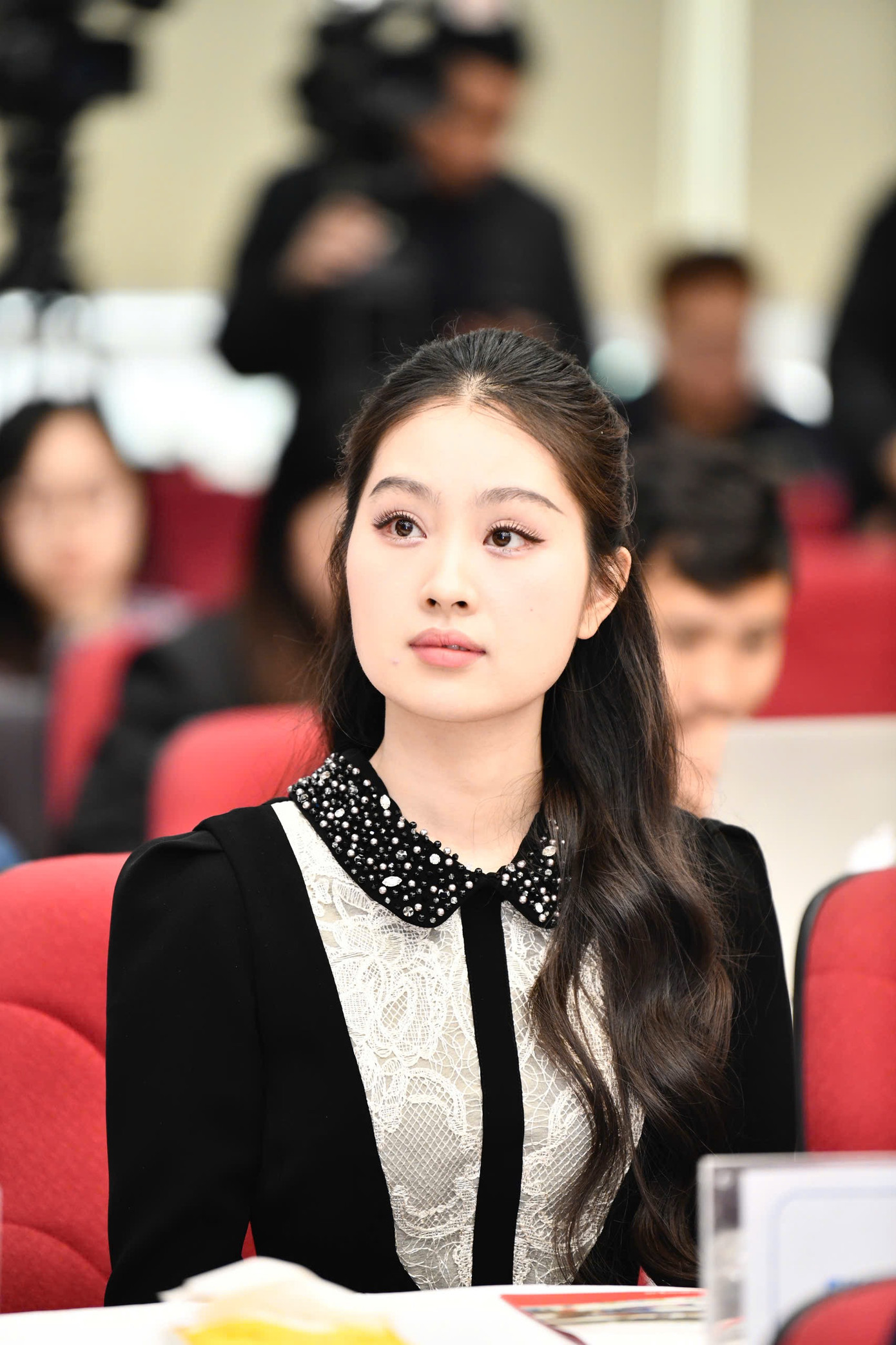 Người đẹp Phạm Giáng My bày tỏ sự ngưỡng mộ với 19 đề cử của Giải thưởng Gương mặt trẻ Việt Nam tiêu biểu 2024. Cô cho rằng các đề cử đã cống hiến hết mình và mang lại nhiều giá trị cho cộng đồng. “Giải thưởng Gương mặt trẻ Việt Nam tiêu biểu không chỉ tôn vinh các bạn trẻ xuất sắc nhất trong lĩnh vực của mình, còn khích lệ họ phấn đấu đạt được thành công mới trong công việc và dự án của mình”, cô chia sẻ.