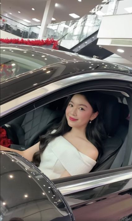 Khán giả phát hiện sự bất nhất khi MC Quyền Linh từng nói nếu con muốn sở hữu chiếc xe riêng thì đó phải là tiền do con tự làm ra và tiết kiệm, trong khi Lọ Lem chia sẻ cô mua xe một phần nhờ sự hỗ trợ của bố mẹ.