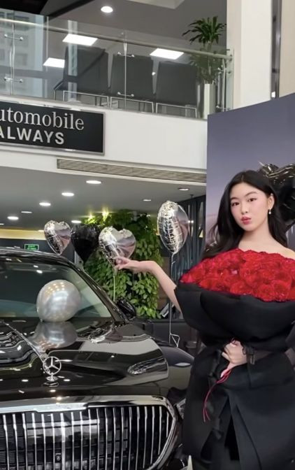 Khán giả phát hiện sự bất nhất khi MC Quyền Linh từng nói nếu con muốn sở hữu chiếc xe riêng thì đó phải là tiền do con tự làm ra và tiết kiệm, trong khi Lọ Lem chia sẻ cô mua xe một phần nhờ sự hỗ trợ của bố mẹ.