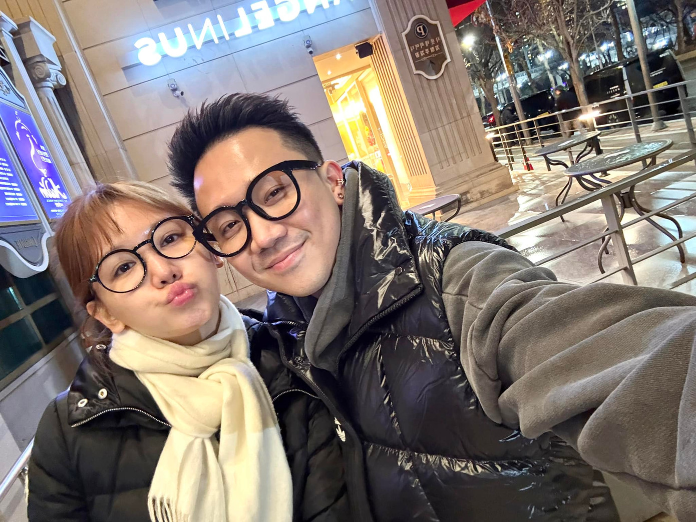 Trấn Thành và Hari Won đón ngày Lễ tình nhân ở Hàn Quốc. “Happy Valentine cả nhà. Chúc cho các cặp đôi luôn yêu thương và hạnh phúc trong ngày lễ tình nhân. Bớt gây lộn trong ngày hôm nay. Sẵn đưa người yêu đi xem Bộ tứ báo thủ đi. Bộ phim thích hợp nhất cho mùa Valentine năm nay đó. Coi xong là yêu nhau hơn liền. Yêu cả nhà. Vợ chồng em đi chơi đây”, Trấn Thành viết. Trấn Thành và Hari Won đón ngày Lễ tình nhân ở Hàn Quốc. “Happy Valentine cả nhà. Chúc cho các cặp đôi luôn yêu thương và hạnh phúc trong ngày lễ tình nhân. Bớt gây lộn trong ngày hôm nay. Sẵn đưa người yêu đi xem Bộ tứ báo thủ đi. Bộ phim thích hợp nhất cho mùa Valentine năm nay đó. Coi xong là yêu nhau hơn liền. Yêu cả nhà. Vợ chồng em đi chơi đây”, Trấn Thành viết.