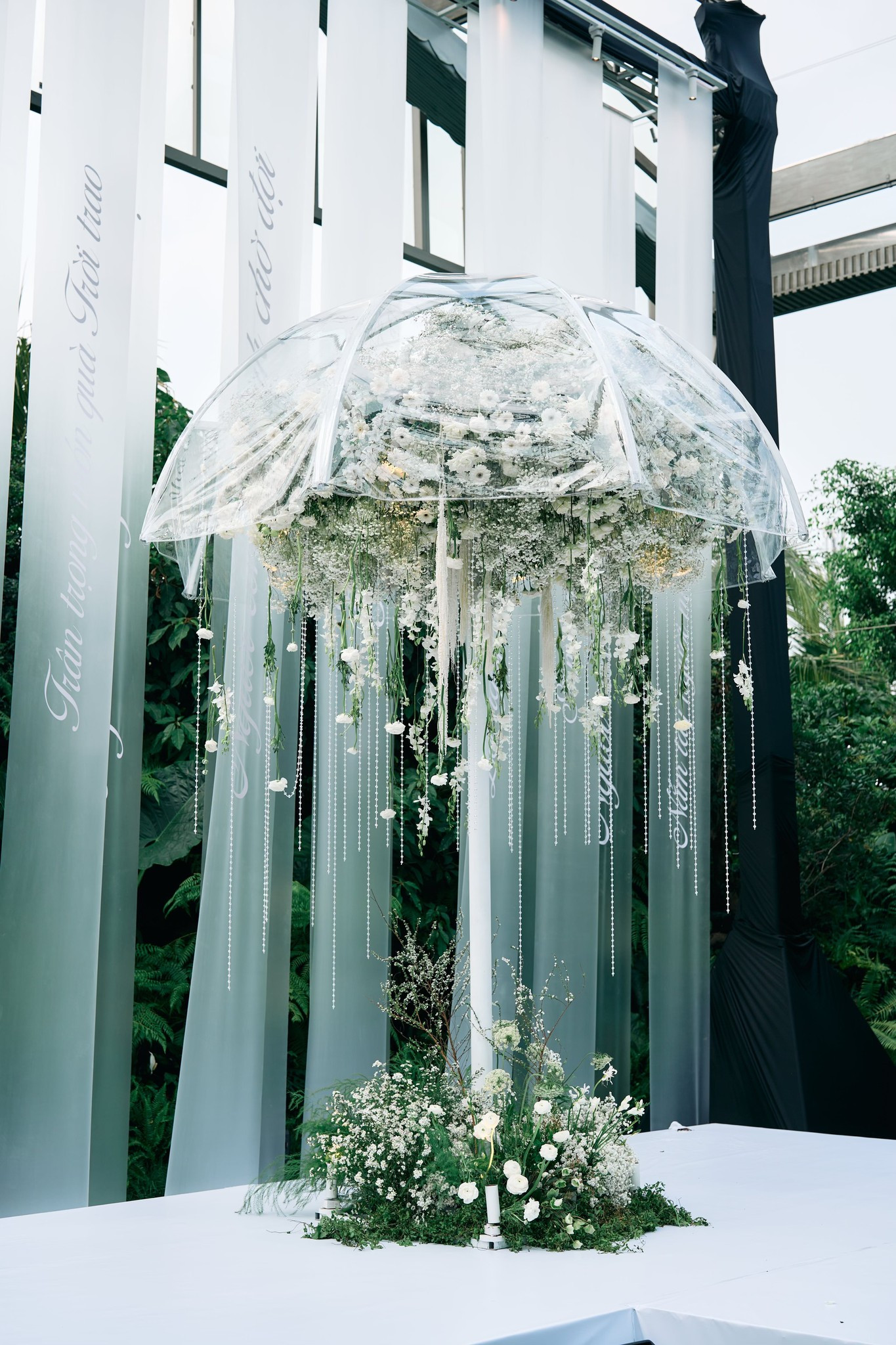 Không gian buổi lễ thành đôi được thiết kế dựa trên ý tưởng của Vũ Cát Tường, với 2 màu chủ đạo là xanh lá và trắng. Theo Vũ Cát Tường, vì cô dâu thích hoa tulip trắng, nên điểm nhấn của bối cảnh là loài hoa này.