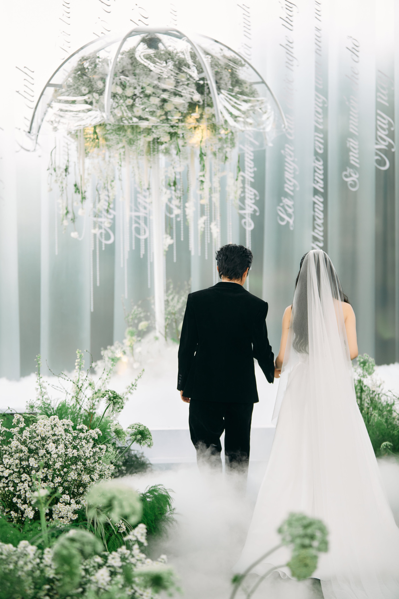 &quot;Từ ngày yêu em, anh đời hơn, vui hơn, anh sống nhiều hơn là chạy, thong dong hơn trên hành trình vạn dặm của mình&quot;, Vũ Cát Tường chia sẻ.