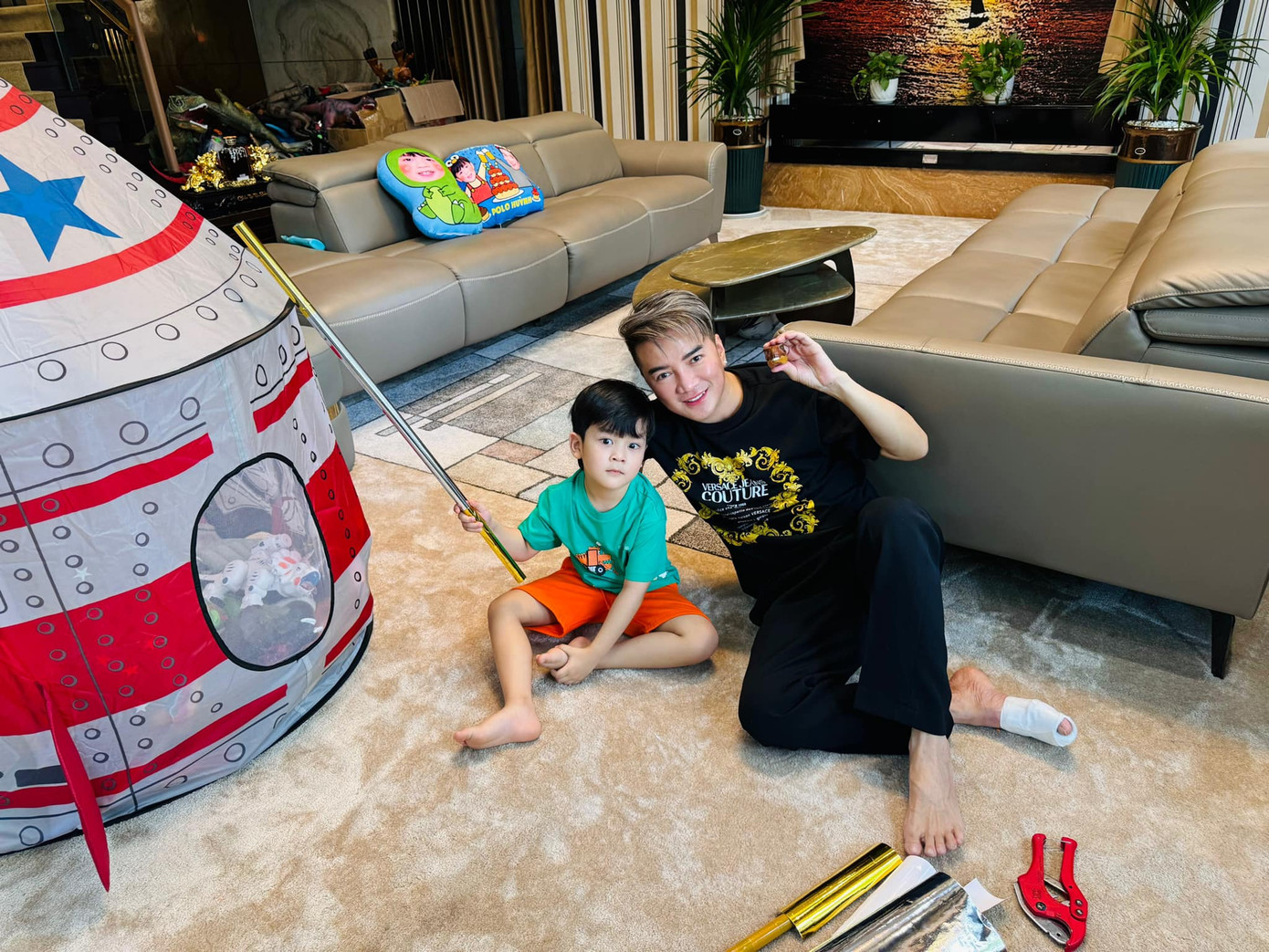 Trong những hình ảnh do Đàm Vĩnh Hưng đăng tải tháng 3/2024 cho thấy ngón chân cái của nam ca sĩ không hề dập nát như thông tin trong livestream. Trong những hình ảnh do Đàm Vĩnh Hưng đăng tải tháng 3/2024 cho thấy ngón chân cái của nam ca sĩ không hề dập nát như thông tin trong livestream.