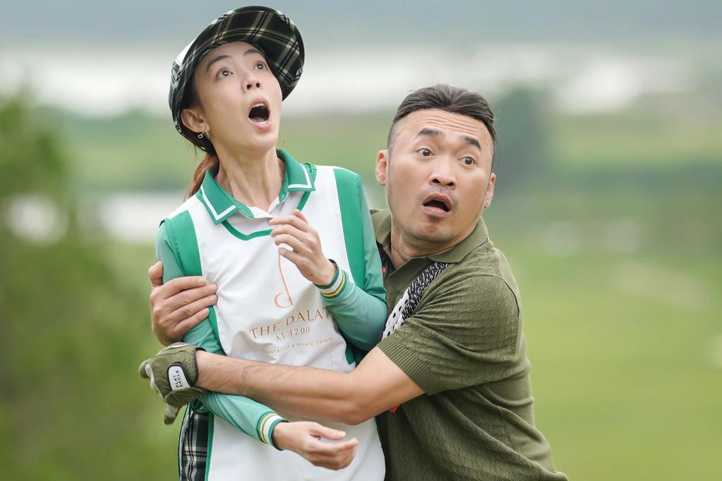 Một cảnh trong phim Nụ hôn bạc tỷ. Một cảnh trong phim Nụ hôn bạc tỷ.