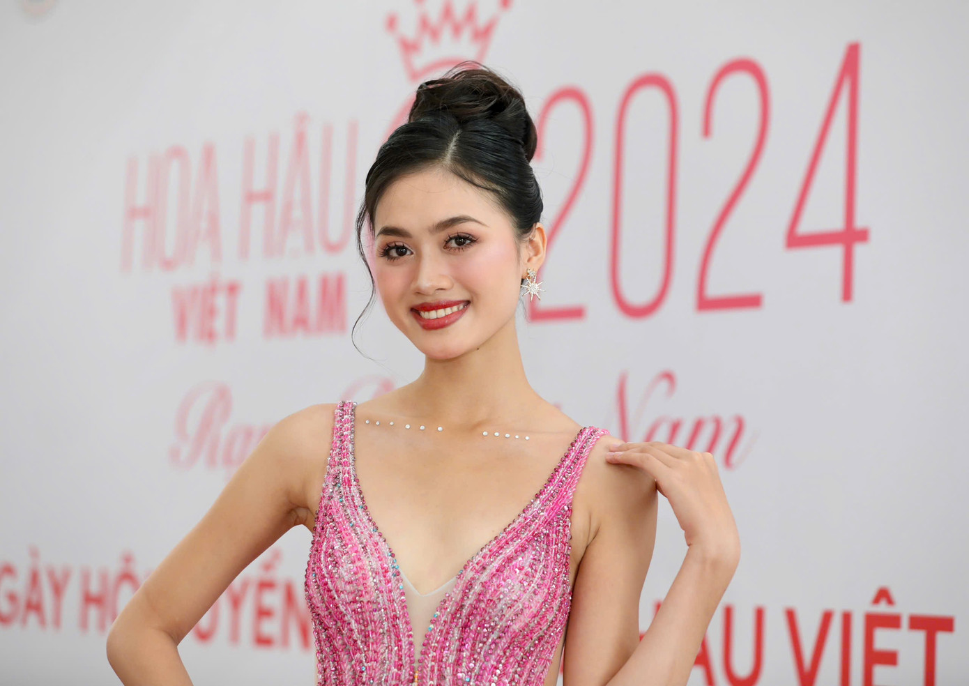 Phạm Thị Quỳnh Như, sinh viên chuyên ngành Logistics và Quản lý chuỗi cung ứng là hoa khôi Đại học Quốc tế Sài Gòn. Cô cao 1m72, số đo ba vòng: 82 - 62 - 92 cm. Phạm Thị Quỳnh Như, sinh viên chuyên ngành Logistics và Quản lý chuỗi cung ứng là hoa khôi Đại học Quốc tế Sài Gòn. Cô cao 1m72, số đo ba vòng: 82 - 62 - 92 cm.