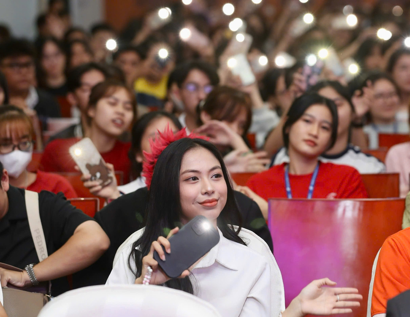 Trần Thúy Vi, sinh viên năm 2 của Đại học Tôn Đức Thắng, cho biết cô quyết định tham gia Hoa hậu Việt Nam sau 4 năm theo dõi cuộc thi. "Tôi muốn khám phá con người bên trong mình xem bản thân có thể làm gì. Tôi muốn tiếp bước các hoa hậu, người đẹp tại cuộc thi mang đến câu chuyện của riêng mình và thực hiện những dự án cá nhân", Thúy Vi nói. Trần Thúy Vi, sinh viên năm 2 của Đại học Tôn Đức Thắng, cho biết cô quyết định tham gia Hoa hậu Việt Nam sau 4 năm theo dõi cuộc thi. "Tôi muốn khám phá con người bên trong mình xem bản thân có thể làm gì. Tôi muốn tiếp bước các hoa hậu, người đẹp tại cuộc thi mang đến câu chuyện của riêng mình và thực hiện những dự án cá nhân", Thúy Vi nói.