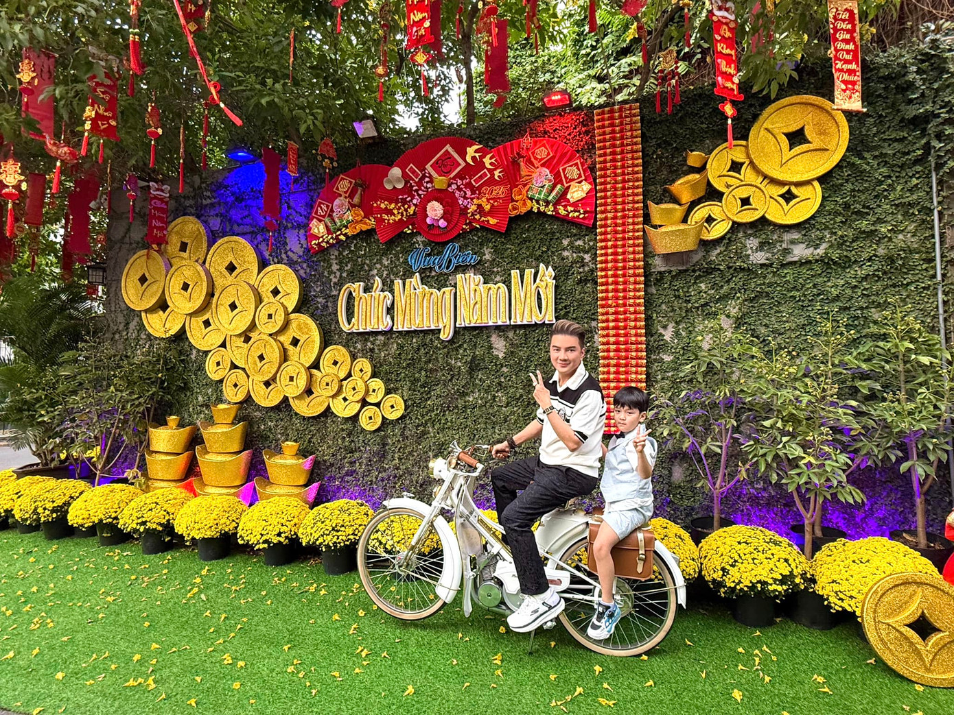 Đàm Vĩnh Hưng và con trai đón Tết tại Việt Nam. Đàm Vĩnh Hưng và con trai đón Tết tại Việt Nam.