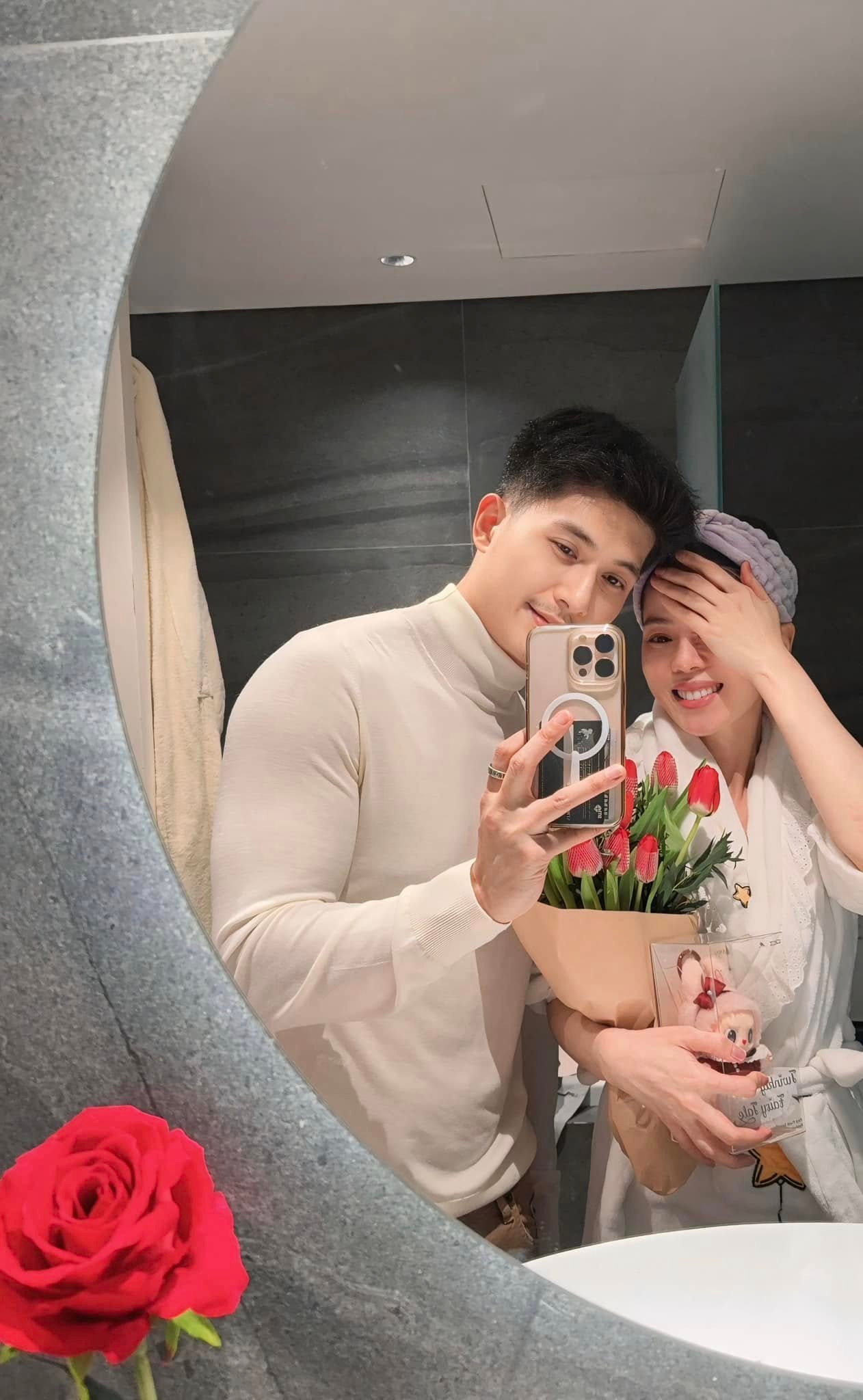 Lệ Quyên khoe món quà bất ngờ được Lâm Bảo Châu chuẩn bị cho ngày Valentine. “Bước sang ngày Valentine. Đi hát về, vừa tẩy trang xong thì được tặng quà. Valentine của Quyên đây. Ai đang có nhau thì hãy nắm chặt tay nhau. Ai đang tìm kiếm thì sẽ gặp người xứng đáng. Chúc mọi người hạnh phúc đong đầy nha”, cô chia sẻ. Lệ Quyên khoe món quà bất ngờ được Lâm Bảo Châu chuẩn bị cho ngày Valentine. “Bước sang ngày Valentine. Đi hát về, vừa tẩy trang xong thì được tặng quà. Valentine của Quyên đây. Ai đang có nhau thì hãy nắm chặt tay nhau. Ai đang tìm kiếm thì sẽ gặp người xứng đáng. Chúc mọi người hạnh phúc đong đầy nha”, cô chia sẻ.