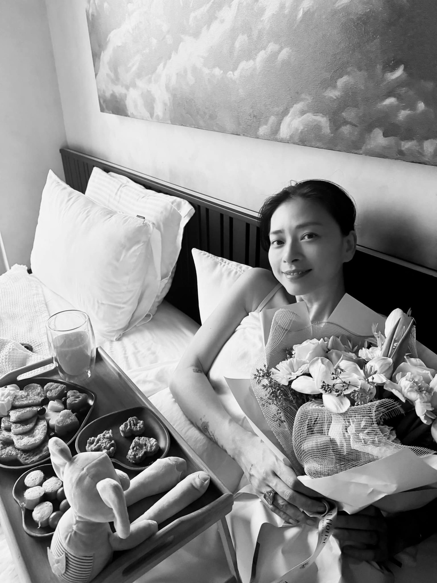 Ngô Thanh Vân cảm ơn bạn đời vì những điều tinh tế anh dành tặng cô trong ngày đặc biệt. Theo Ngô Thanh Vân, sự đáng yêu của chồng mang đến cho cô nhiều hạnh phúc hơn bất cứ món quà xa xỉ nào. Ngô Thanh Vân cảm ơn bạn đời vì những điều tinh tế anh dành tặng cô trong ngày đặc biệt. Theo Ngô Thanh Vân, sự đáng yêu của chồng mang đến cho cô nhiều hạnh phúc hơn bất cứ món quà xa xỉ nào.