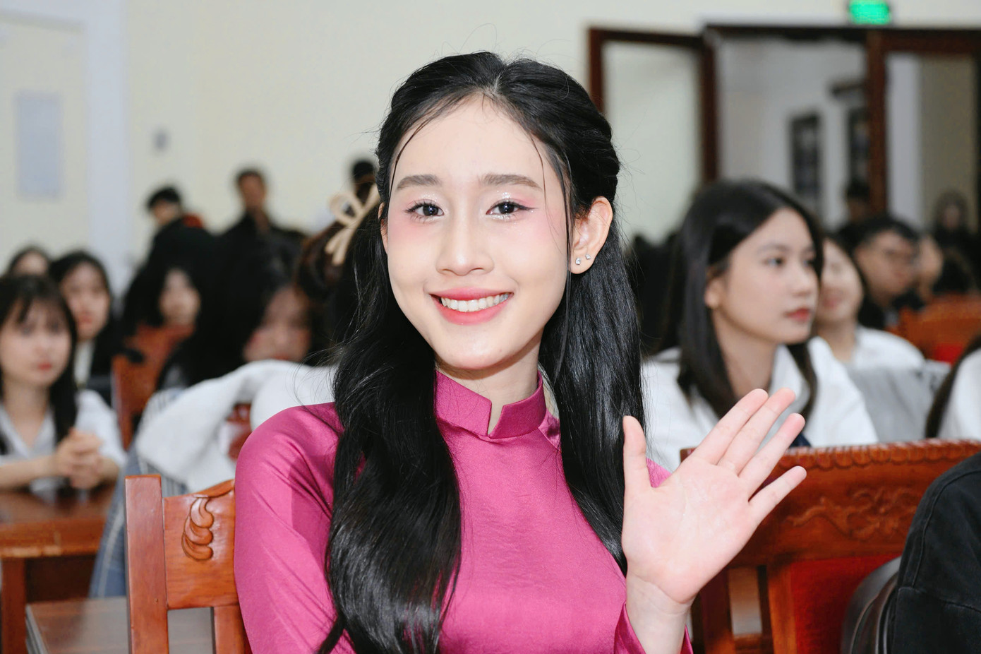 Ngay tại buổi tuyển sinh, một số thí sinh của Hoa hậu Việt Nam thể hiện khả năng ca hát, ngoại ngữ, thuyết trình...