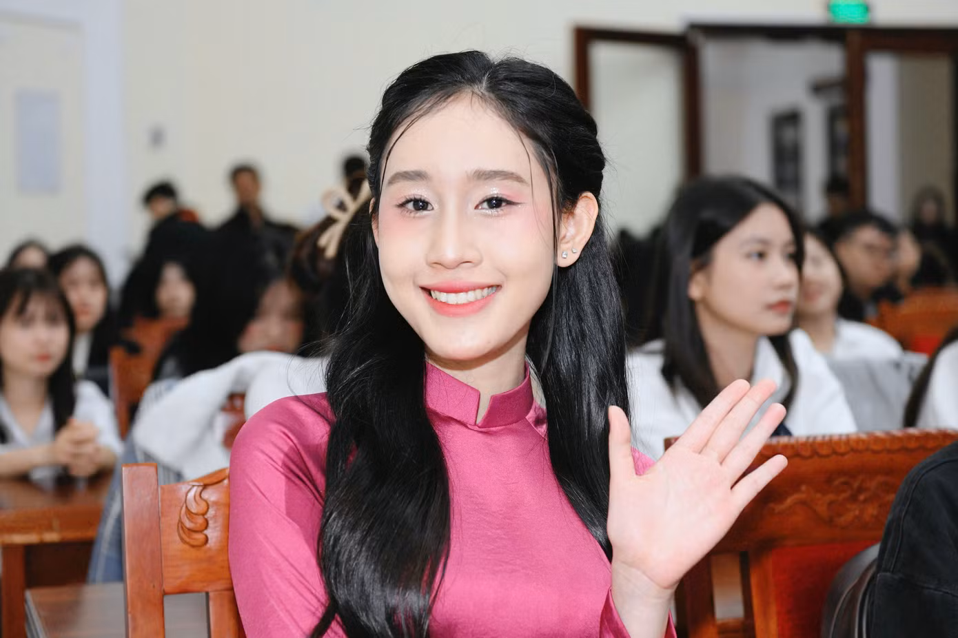 Ngay tại buổi tuyển sinh, một số thí sinh của Hoa hậu Việt Nam thể hiện khả năng ca hát, ngoại ngữ, thuyết trình...