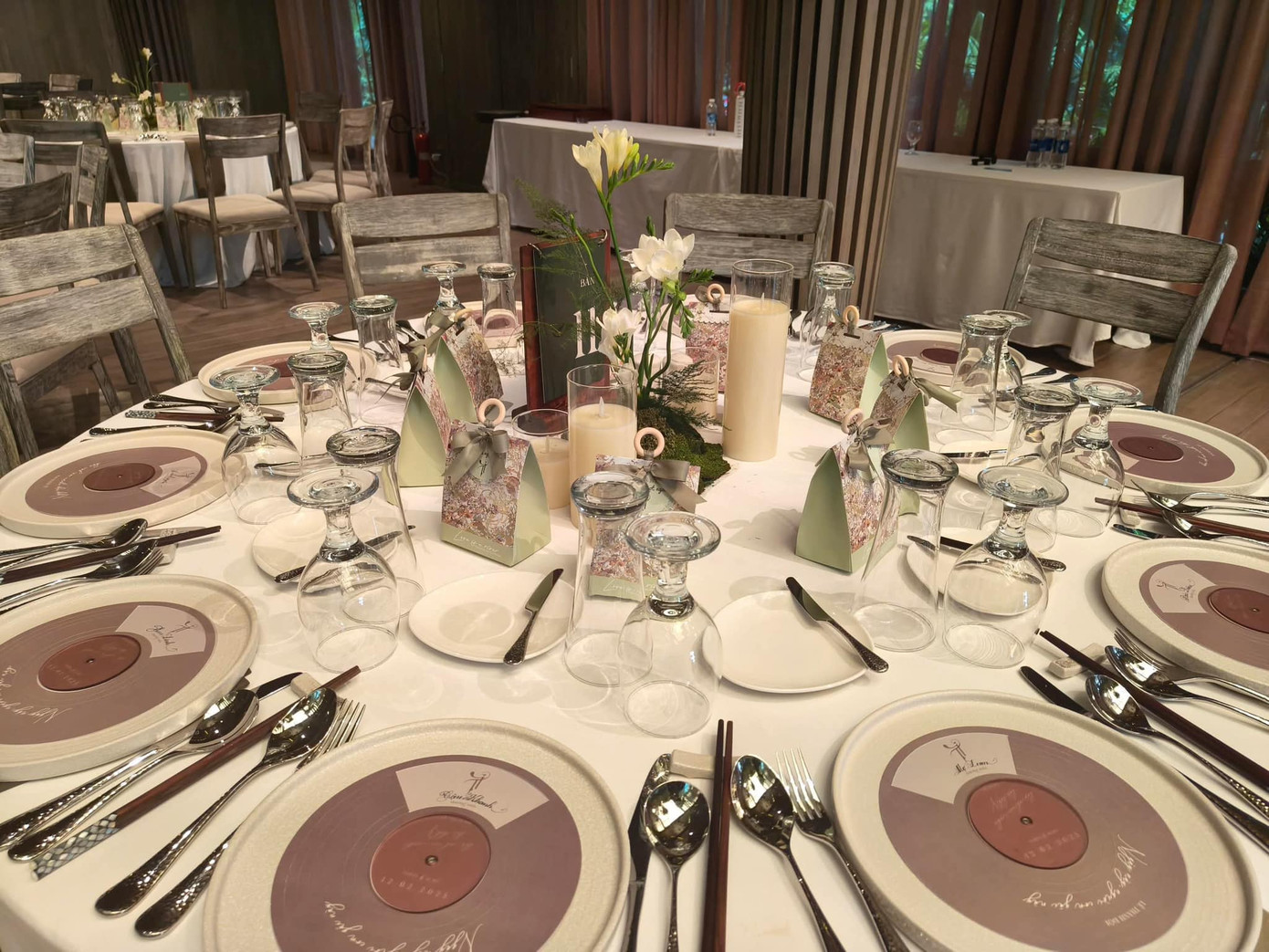 Bàn tiệc cũng được trang trí theo concept này khi sử dụng những chiếc đĩa ăn có thiết kế mô phỏng đĩa nhạc. Từng vật phẩm nhỏ như thiệp, menu hay quà tặng đều được thiết kế theo tone pastel nhẹ nhàng, tinh tế.