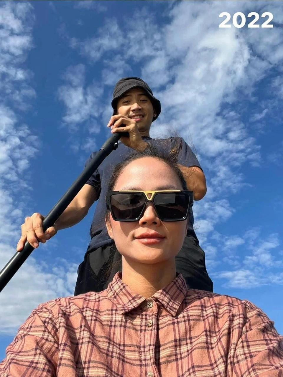 Bạn trai nhiếp ảnh là mối tình đầu của H'Hen Niê, hơn cô 3 tuổi. Hoa hậu H’Hen Niê từng chia sẻ bạn trai là người ga-lăng, biết cách chăm sóc và quan tâm cô cũng như người thân trong gia đình. "Đặc biệt, anh mang tới cho tôi nhiều cảm xúc khác nhau mà trước đây tôi chưa cảm nhận được. Ở cạnh anh ấy, tôi cảm thấy tin tưởng và bình yên lắm", cô nói.