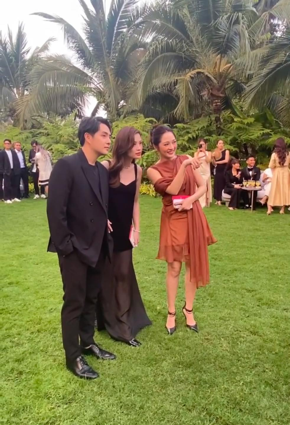 Khoảnh khắc các nghệ sĩ trong lễ thành đôi của Vũ Cát Tường được chia sẻ, thu hút sự chú ý.