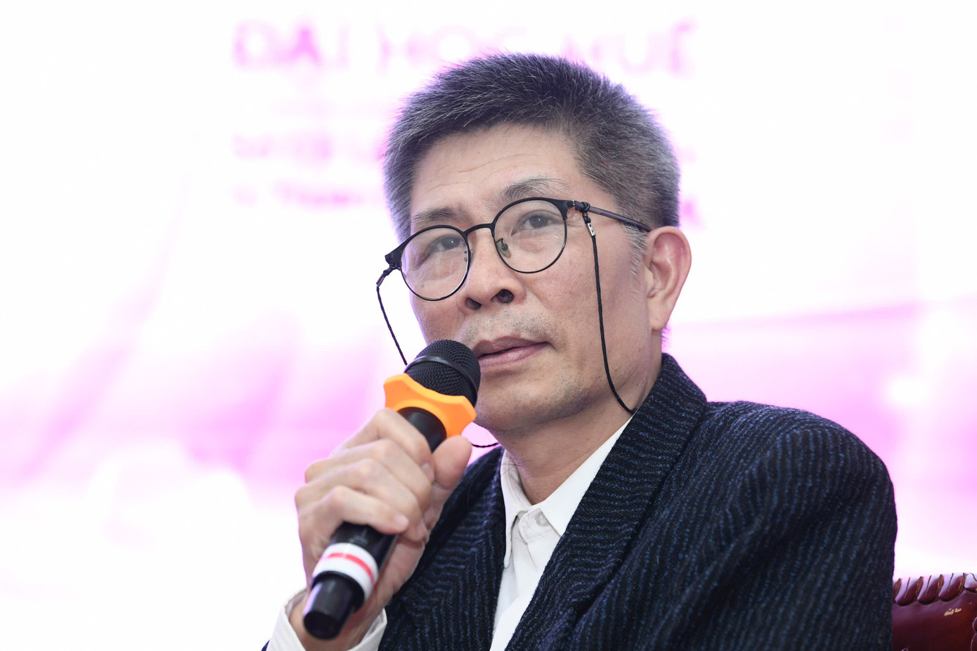 Nhà báo Trần Tuấn, đại diện Ban tổ chức Hoa hậu Việt Nam 2024 chia sẻ tại ngày hội tuyển sinh ở Đại học Huế.