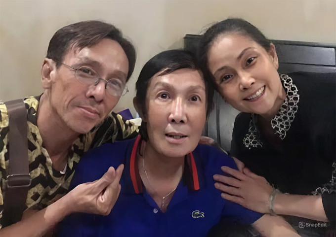 Nghệ sĩ Tiểu Linh chụp ảnh cùng nghệ sĩ Hồng Nhung và cố NSƯT Vũ Linh. Nghệ sĩ Tiểu Linh chụp ảnh cùng nghệ sĩ Hồng Nhung và cố NSƯT Vũ Linh.