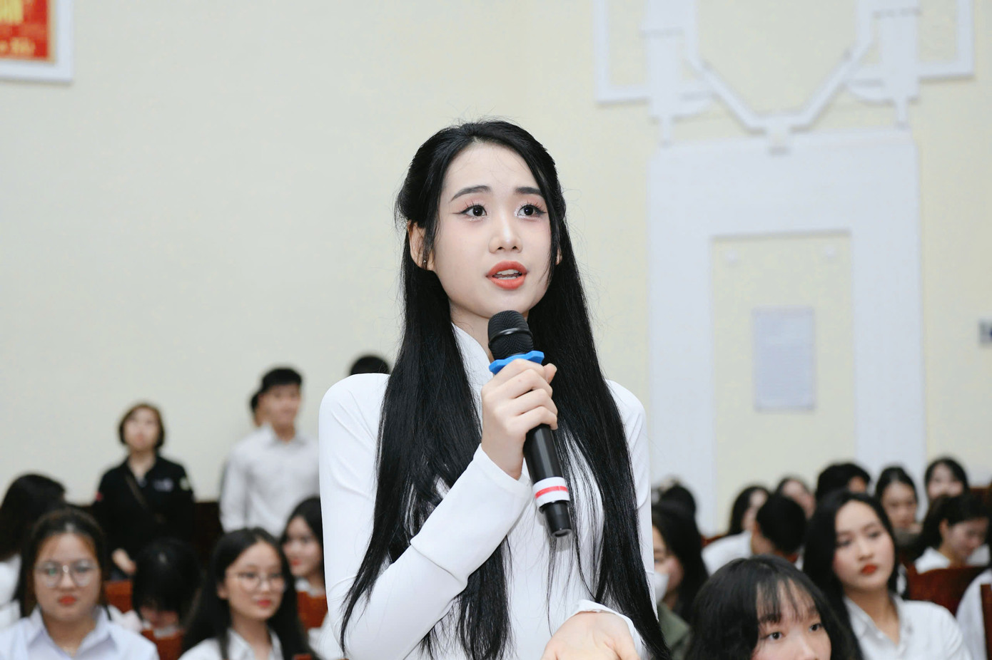 Các nữ sinh đặt câu hỏi cho BTC, khách mời tại ngày hội tuyển sinh.