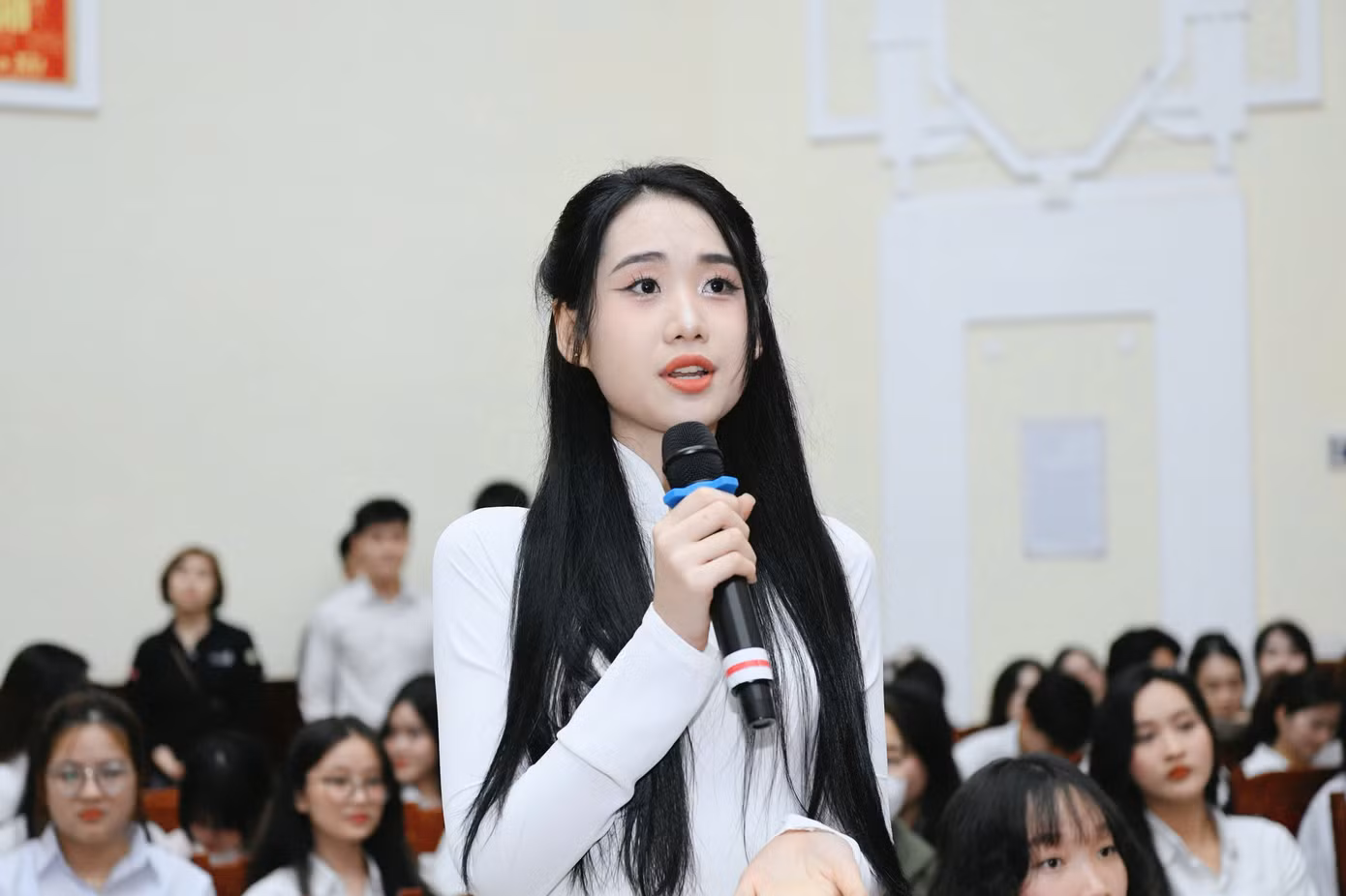 Các nữ sinh đặt câu hỏi cho BTC, khách mời tại ngày hội tuyển sinh.
