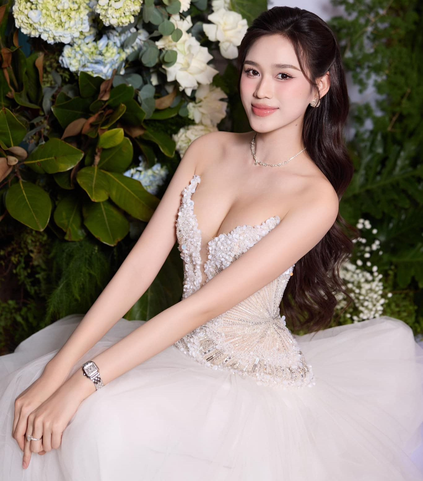 Hoa hậu Đỗ Thị Hà vướng nghi vấn chuẩn bị kết hôn.