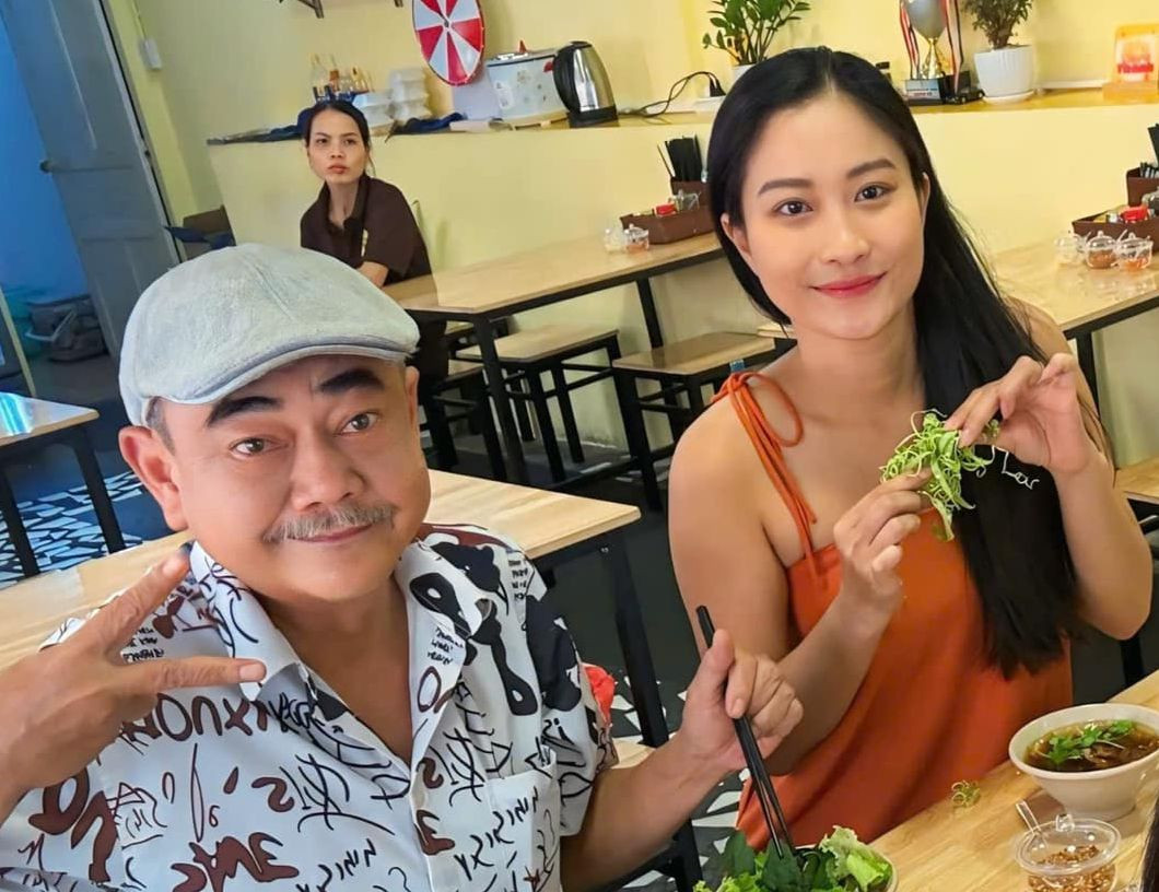 Sau khi xác nhận hẹn hò bạn gái kém 36 tuổi, NSND Việt Anh thường xuyên đăng tải những khoảnh khắc đời thường của cả hai. Nam nghệ sĩ vui vì có người đồng hành, tâm sự chuyện công việc, cuộc sống lúc tuổi xế chiều. Trong dịp Lễ tình nhân 2025, hình ảnh NSND Việt Anh bên bạn gái thu hút sự chú ý. Nhiều đồng nghiệp, khán giả chúc phúc cho cặp đôi. Sau khi xác nhận hẹn hò bạn gái kém 36 tuổi, NSND Việt Anh thường xuyên đăng tải những khoảnh khắc đời thường của cả hai. Nam nghệ sĩ vui vì có người đồng hành, tâm sự chuyện công việc, cuộc sống lúc tuổi xế chiều. Trong dịp Lễ tình nhân 2025, hình ảnh NSND Việt Anh bên bạn gái thu hút sự chú ý. Nhiều đồng nghiệp, khán giả chúc phúc cho cặp đôi.