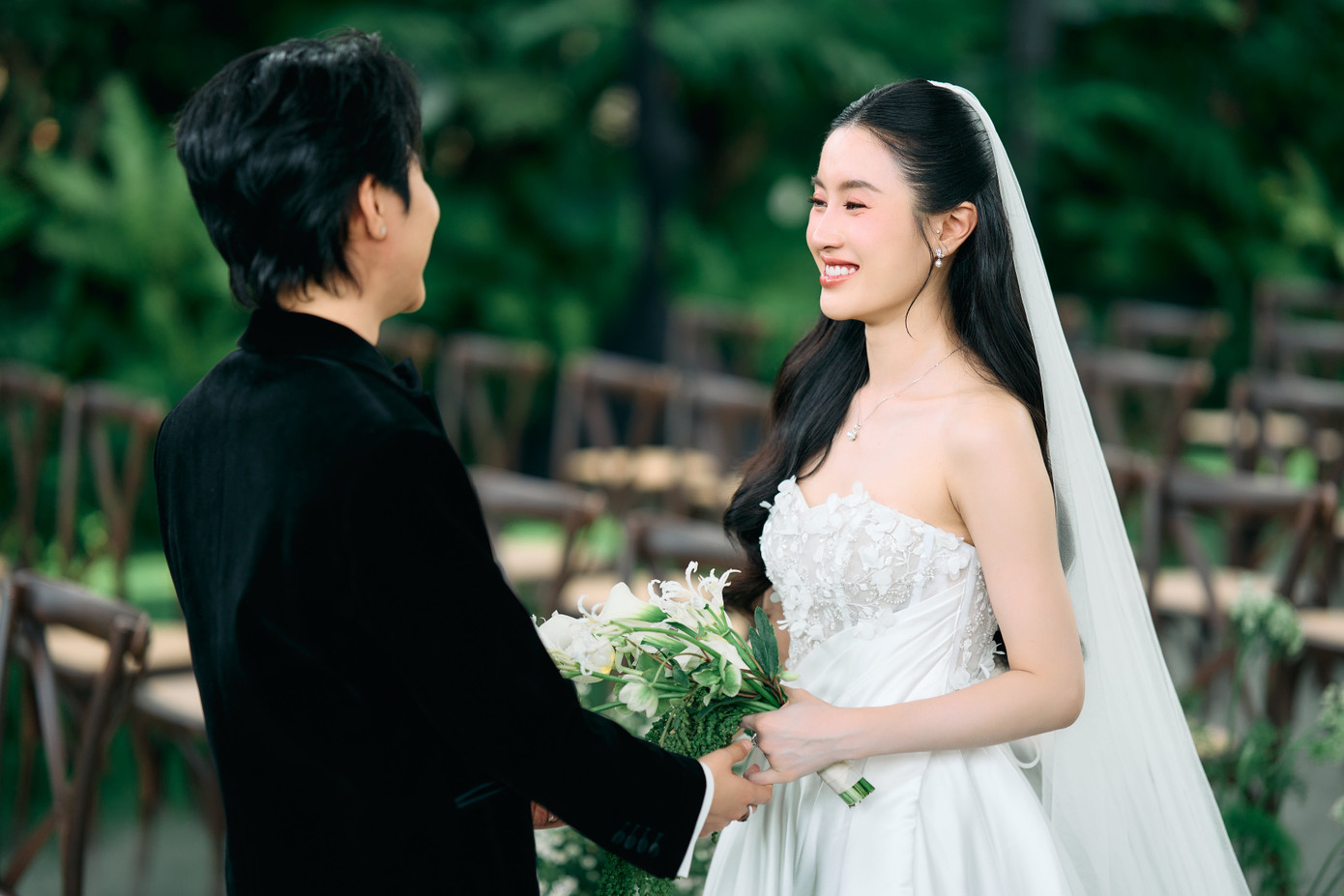 Chiều 12/2, Vũ Cát Tường chia sẻ những hình ảnh và video trong lễ thành đôi của mình cùng bạn gái Bí Đỏ. Ca sĩ không giấu được xúc động, xem đây là ngày hạnh phúc nhất đời mình. “Anh đã sẵn sàng”, Vũ Cát Tường viết.