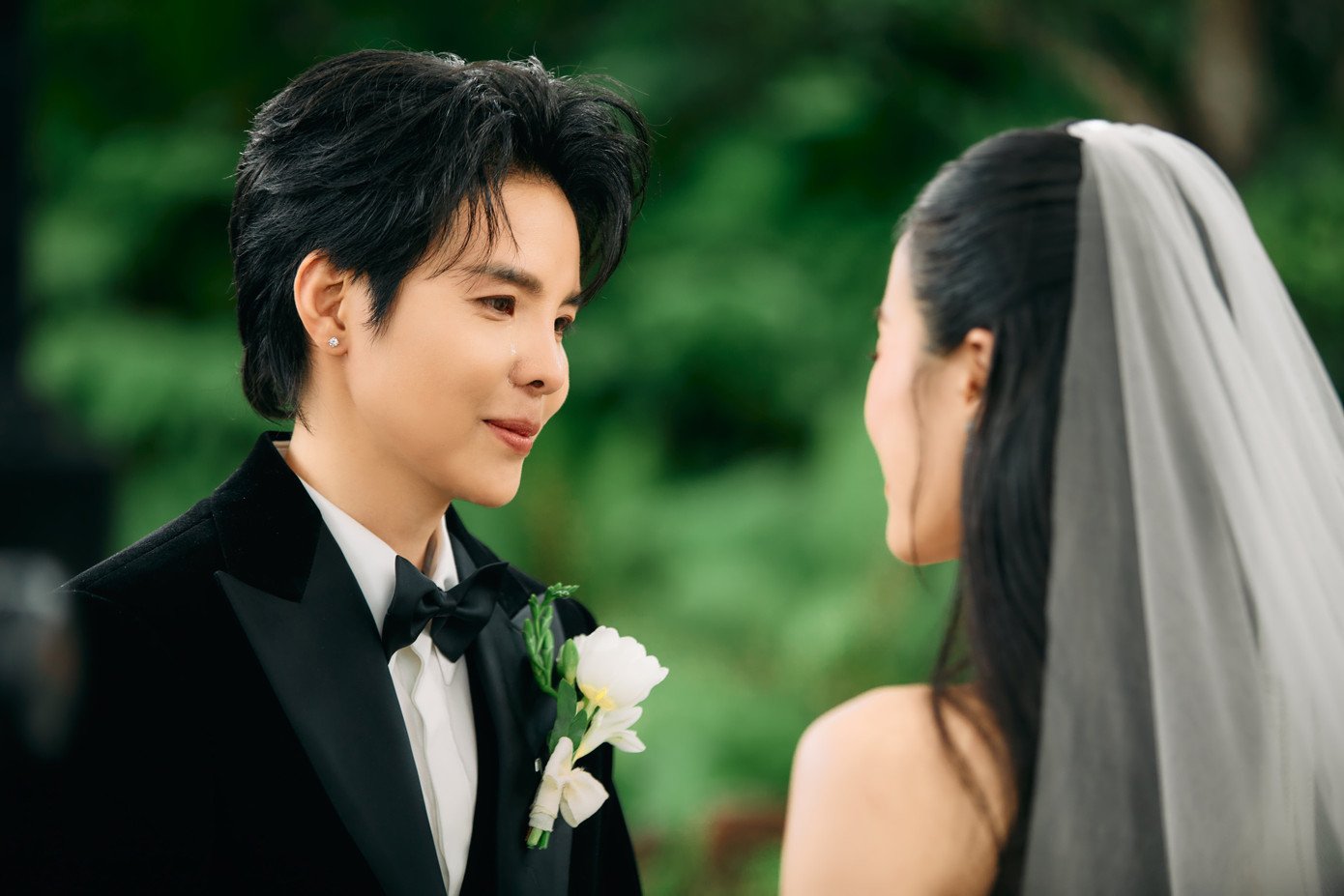 Trong ngày trọng đại, Vũ Cát Tường và bạn gái bật khóc khi sánh đôi. Cặp đôi có 5 năm yêu trong thầm lặng trước khi công khai.