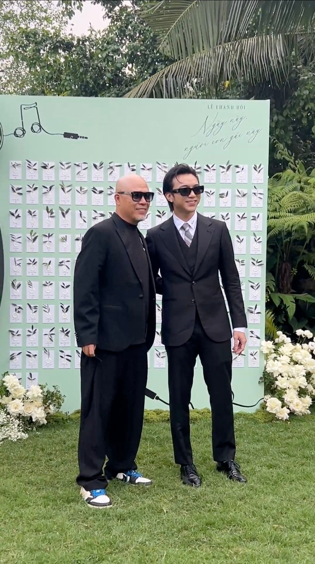 Khoảnh khắc các nghệ sĩ trong lễ thành đôi của Vũ Cát Tường được chia sẻ, thu hút sự chú ý.