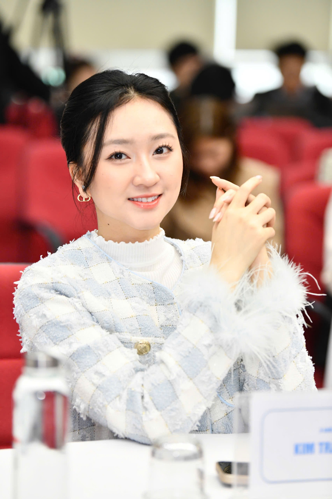 Có mặt tại họp báo, người đẹp Kim Trà My cho biết 19 đề cử vào vòng bình chọn trực tuyến Giải thưởng Gương mặt trẻ Việt Nam tiêu biểu năm 2024, đều là những gương mặt rất xuất sắc, đại diện tiêu biểu cho thế hệ trẻ Việt Nam bền ý chí, vững đam mê.