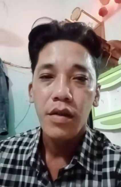 Nghệ sĩ Minh Sang (bên trái) xin lỗi Bình Tinh và cầu xin sự tha thứ. Nghệ sĩ Minh Sang (bên trái) xin lỗi Bình Tinh và cầu xin sự tha thứ.