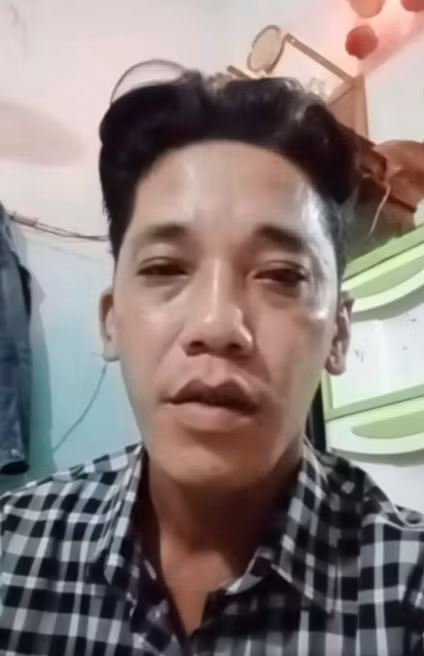 Nghệ sĩ Minh Sang (bên trái) xin lỗi Bình Tinh và cầu xin sự tha thứ.
