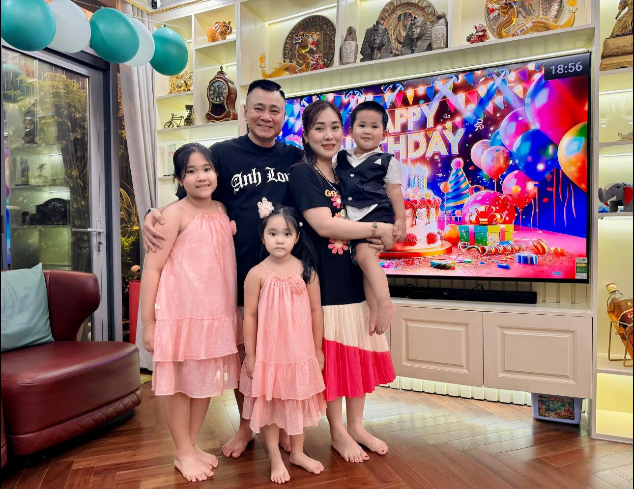 Gia đình 5 thành viên của NSND Tự Long. Ảnh: FBNV.