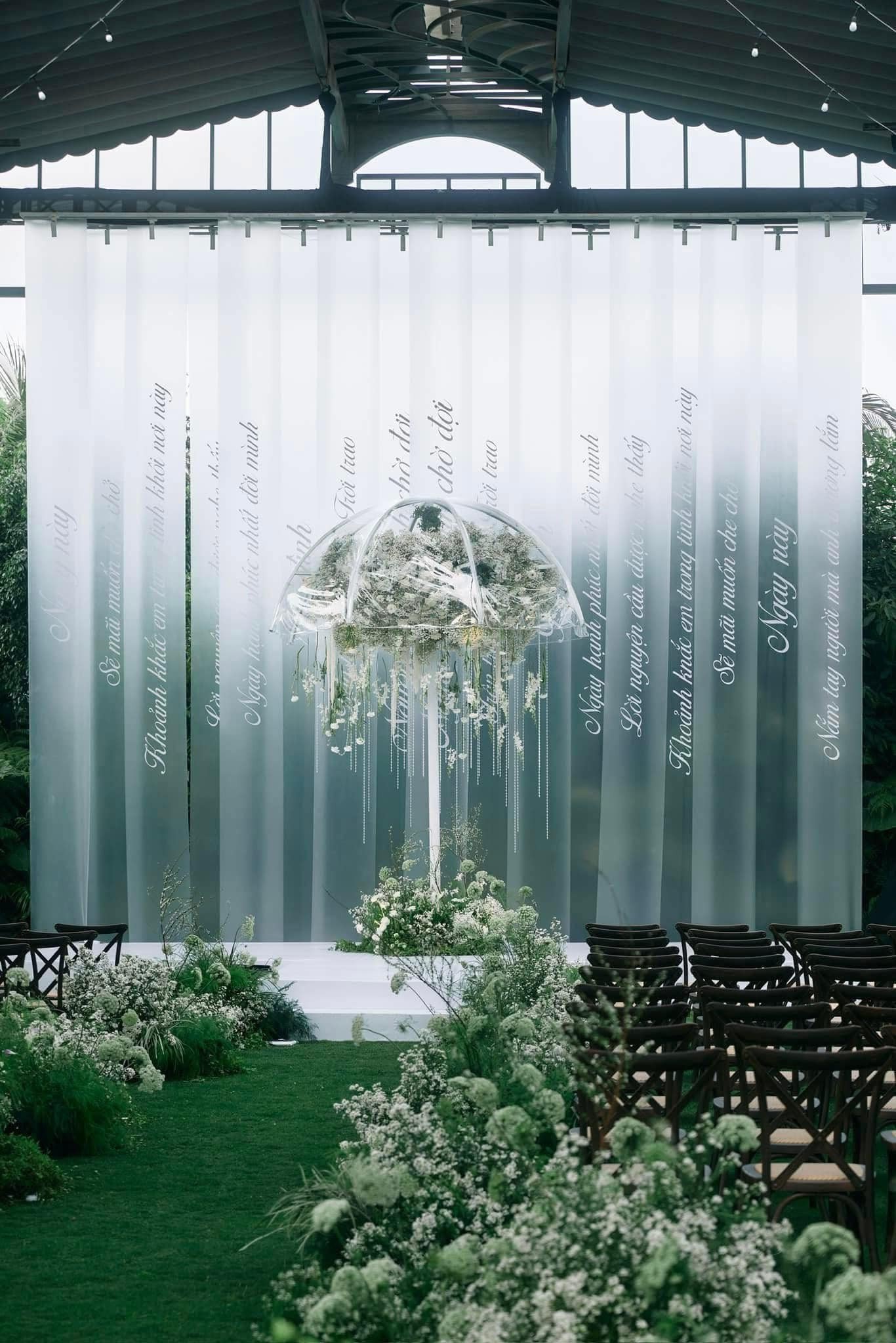 Không gian buổi lễ thành đôi được thiết kế dựa trên ý tưởng của Vũ Cát Tường, với 2 màu chủ đạo là xanh lá và trắng. Theo Vũ Cát Tường, vì cô dâu thích hoa tulip trắng, nên điểm nhấn của bối cảnh là loài hoa này.