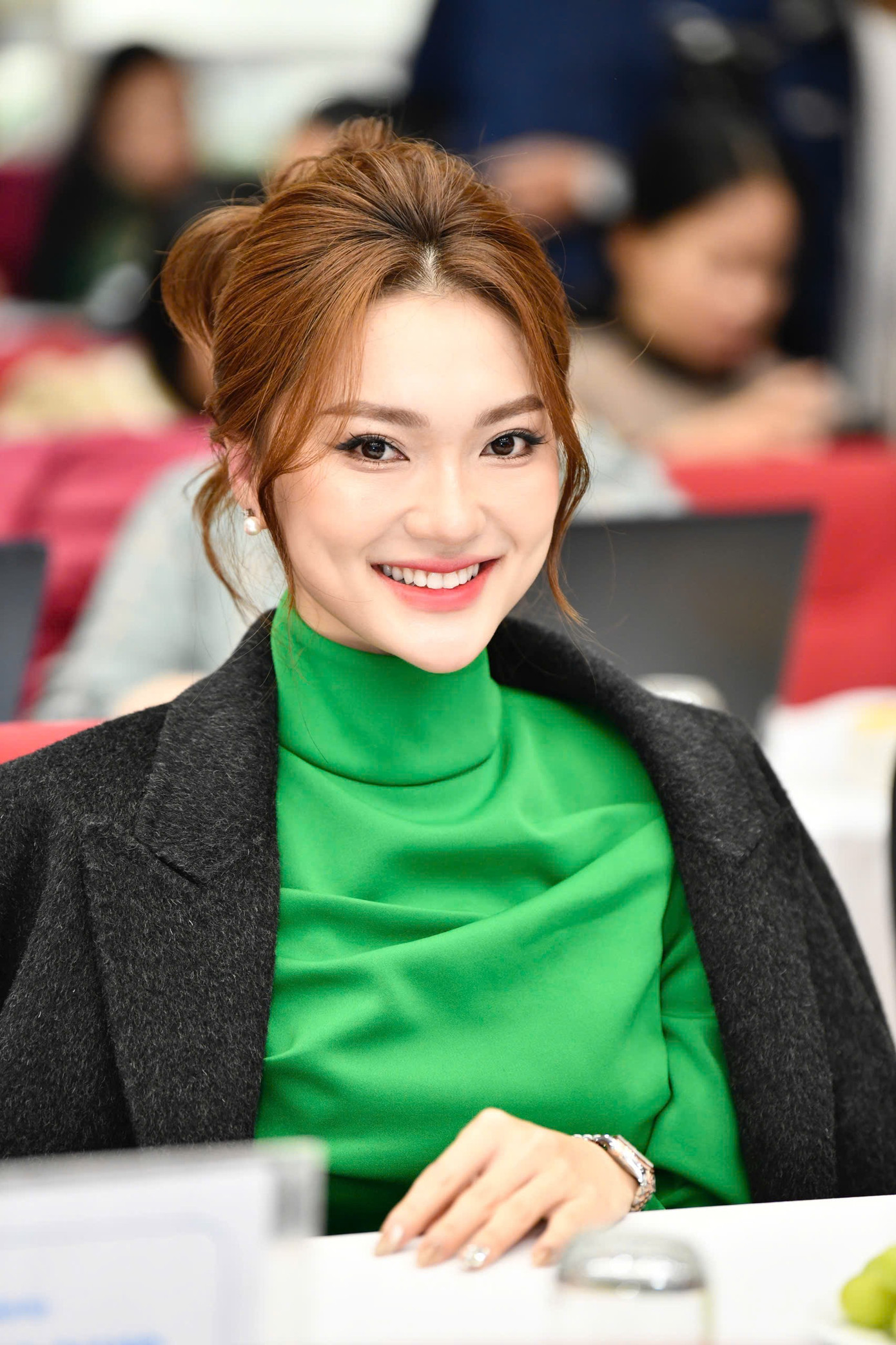 Người đẹp Nguyễn Ngọc Nữ chia sẻ: “Cảm xúc khi được đồng hành cùng Giải thưởng Gương mặt trẻ Việt Nam tiêu biểu qua các năm đều là tự hào, vinh dự và đầy cảm hứng. Tôi có cơ hội chứng kiến hành trình nỗ lực và những đóng góp thật sự ấn tượng của các ứng viên trẻ. Đầu tư cho thế hệ trẻ là đầu tư cho tương lai của đất nước bởi các bạn thật sự rất giỏi”, Ngọc Nữ nói.