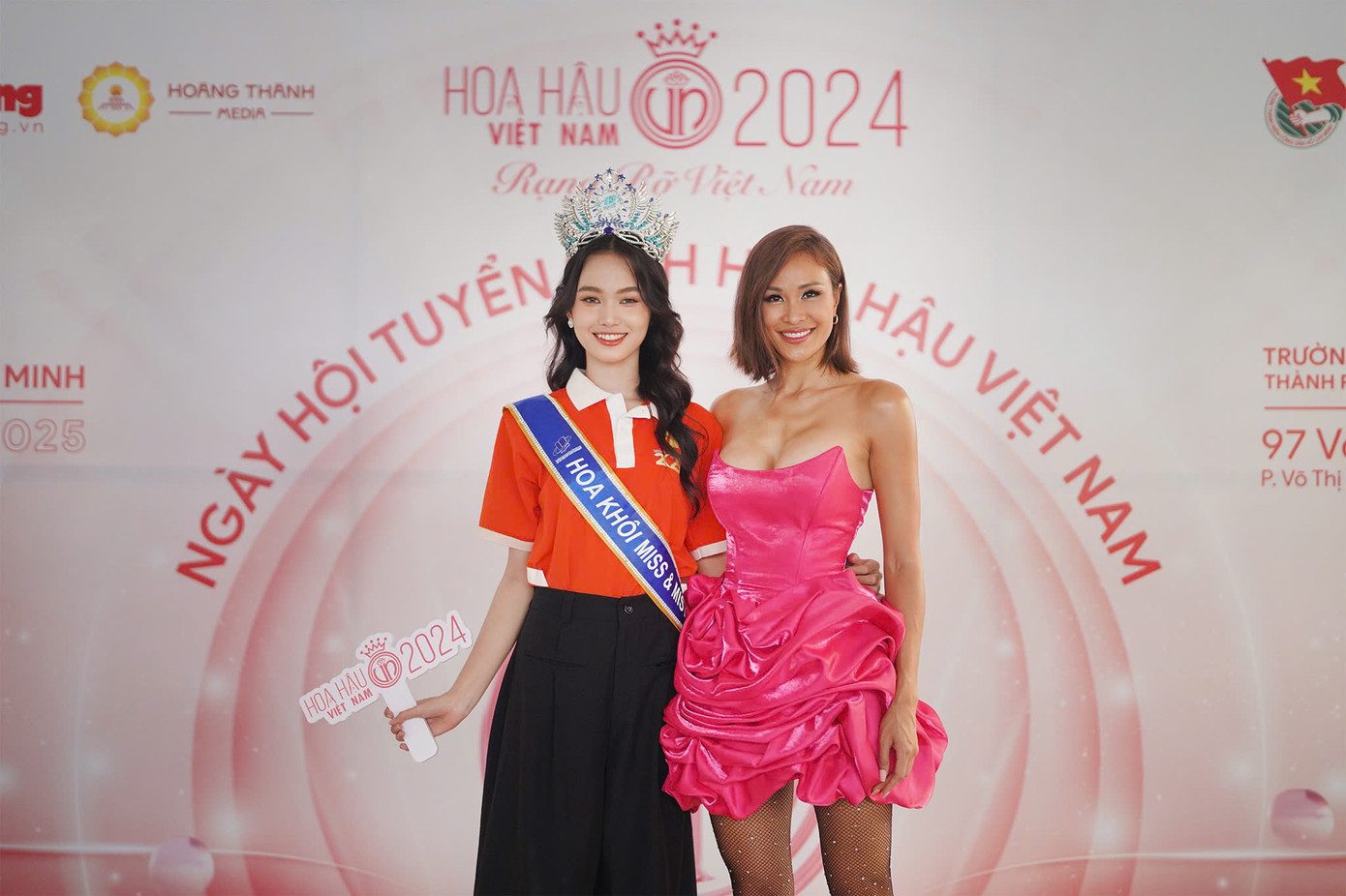 Hoa khôi Đại học Mở TPHCM chụp ảnh cùng MC Phương Mai trên thảm đỏ. Hoa khôi Đại học Mở TPHCM chụp ảnh cùng MC Phương Mai trên thảm đỏ.