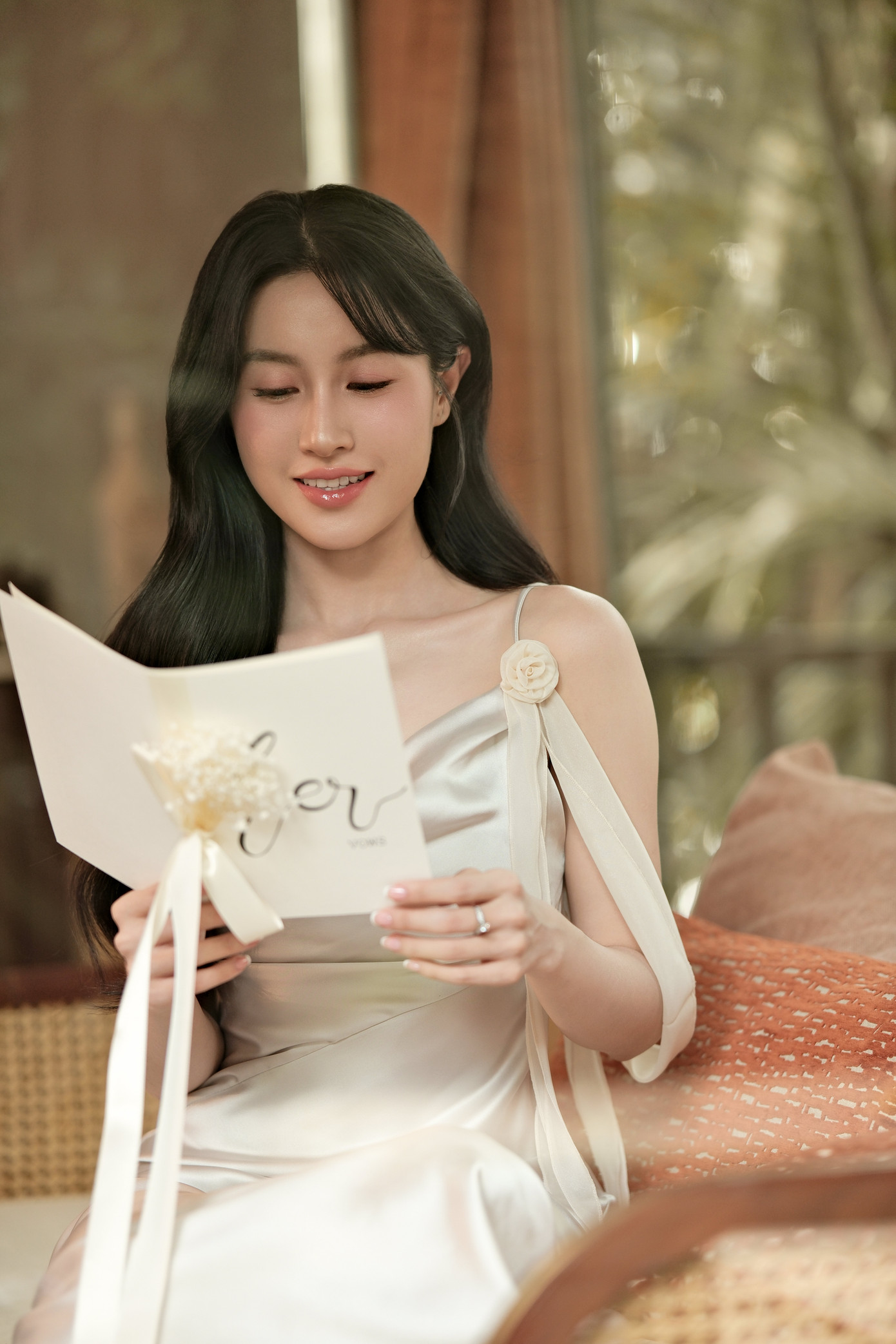 Nhan sắc cô dâu Bí Đỏ được khen ngợi. Trong cảm nhận của Vũ Cát Tường, bạn gái là người dịu dàng và sâu sắc, thấu đáo và kín kẽ, không phô trương.