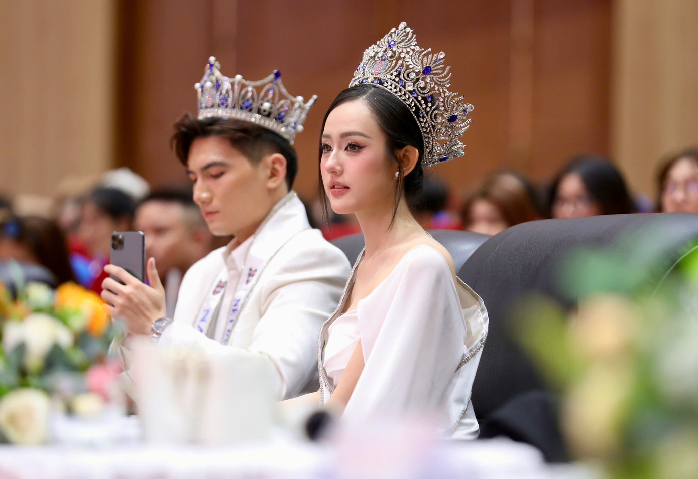 Hoa khôi Đại học Ngân hàng TPHCM thổ lộ cô ấp ủ dự định tham gia cuộc thi Hoa hậu Việt Nam, tuy nhiên cần thời gian để trau dồi thêm các kỹ năng như catwalk, giao tiếp. "Tôi hy vọng ngôi vị cao nhất của cuộc thi năm nay sẽ gọi tên nữ sinh của Đại học Ngân hàng TPHCM. Tôi nghĩ đây là hành trình đáng để các cô gái thử sức trong thanh xuân của mình”, Anh Thư chia sẻ. Hoa khôi Đại học Ngân hàng TPHCM thổ lộ cô ấp ủ dự định tham gia cuộc thi Hoa hậu Việt Nam, tuy nhiên cần thời gian để trau dồi thêm các kỹ năng như catwalk, giao tiếp. "Tôi hy vọng ngôi vị cao nhất của cuộc thi năm nay sẽ gọi tên nữ sinh của Đại học Ngân hàng TPHCM. Tôi nghĩ đây là hành trình đáng để các cô gái thử sức trong thanh xuân của mình”, Anh Thư chia sẻ.