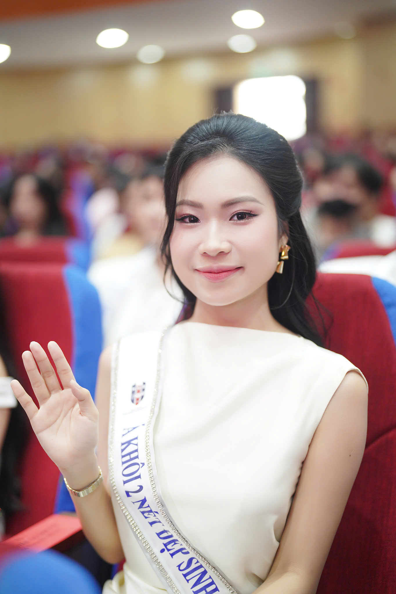 Theo Phương Dung, việc cô tham gia cuộc thi Hoa khôi Trường Đại học Ngân hàng TPHCM và có danh hiệu là lợi thế. “Chúng tôi vừa trải qua một hành trình đầy ý nghĩa và hào hứng để tiếp tục có những trải nghiệm mới ở Hoa hậu Việt Nam 2024”, Phương Dung nhấn mạnh. Theo Phương Dung, việc cô tham gia cuộc thi Hoa khôi Trường Đại học Ngân hàng TPHCM và có danh hiệu là lợi thế. “Chúng tôi vừa trải qua một hành trình đầy ý nghĩa và hào hứng để tiếp tục có những trải nghiệm mới ở Hoa hậu Việt Nam 2024”, Phương Dung nhấn mạnh.