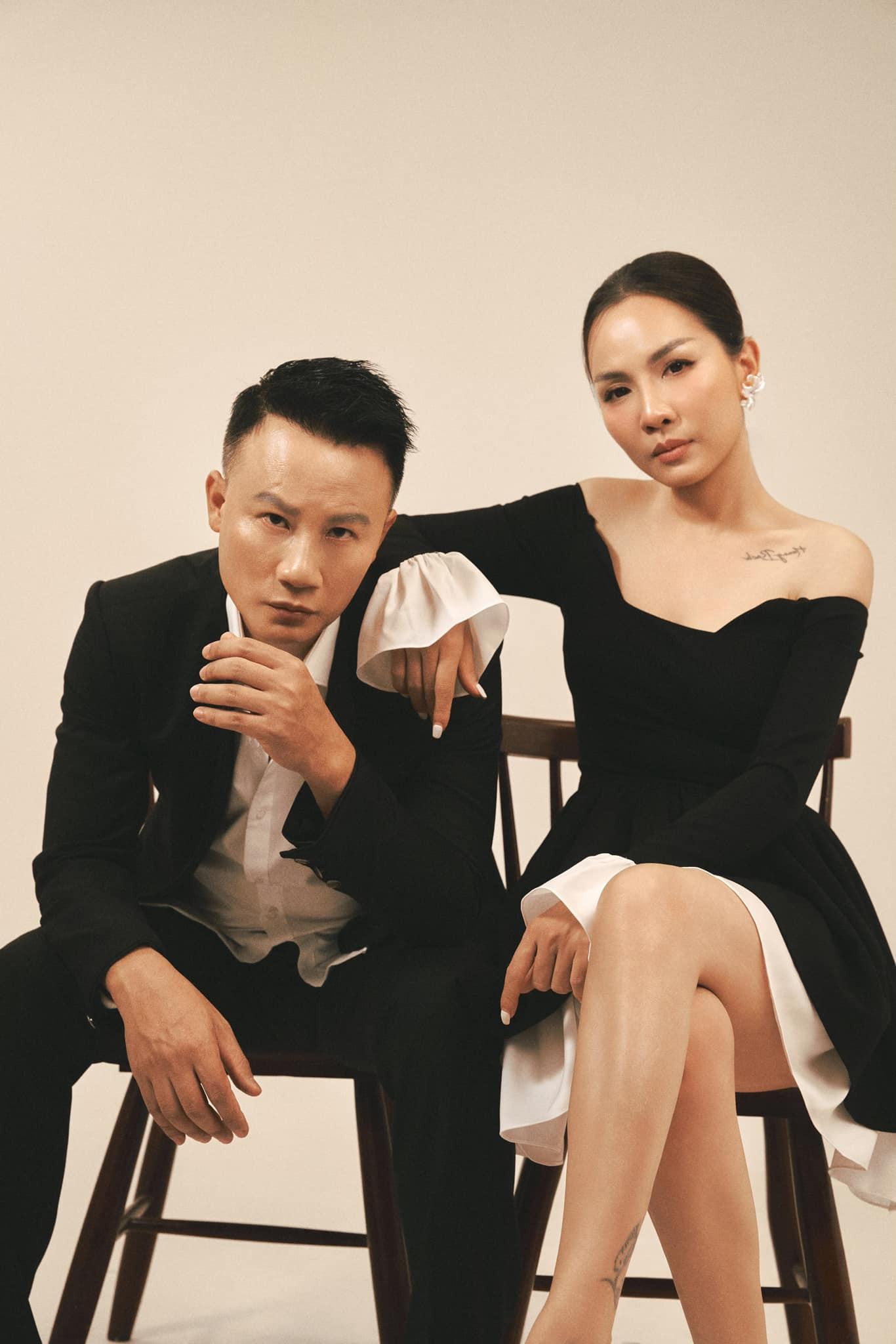 Hoàng Bách chia sẻ câu chuyện về ngày Valentine đầu tiên của anh và vợ. Nam ca sĩ cho biết anh mua một bó hoa tulip từ đêm trước, đến trước cửa nhà trọ bạn gái vào ngày lễ tình nhân. Tuy nhiên, sự cố đau túi mật khiến ngày kỷ niệm của cả hai gắn liền với bệnh viện. “Cảm ơn em, mỗi ngày bên em đều là ngày Valentines đối với anh, cho anh biết cuộc sống tuyệt vời thế nào khi yêu và được yêu”, Hoàng Bách nhắn nhủ. Hoàng Bách chia sẻ câu chuyện về ngày Valentine đầu tiên của anh và vợ. Nam ca sĩ cho biết anh mua một bó hoa tulip từ đêm trước, đến trước cửa nhà trọ bạn gái vào ngày lễ tình nhân. Tuy nhiên, sự cố đau túi mật khiến ngày kỷ niệm của cả hai gắn liền với bệnh viện. “Cảm ơn em, mỗi ngày bên em đều là ngày Valentines đối với anh, cho anh biết cuộc sống tuyệt vời thế nào khi yêu và được yêu”, Hoàng Bách nhắn nhủ.