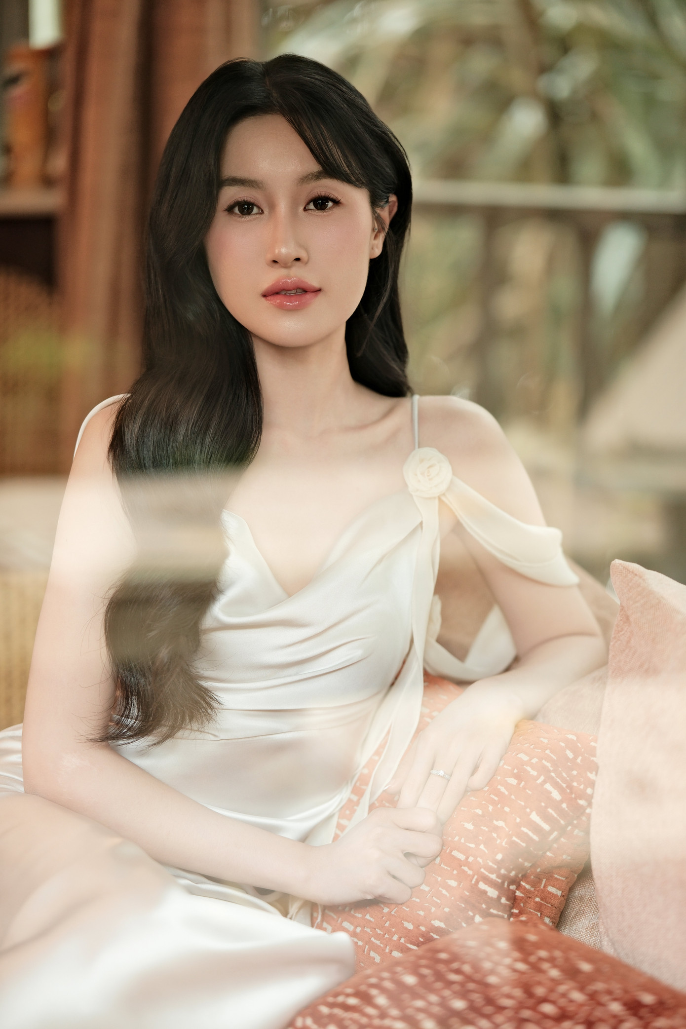 Nhan sắc cô dâu Bí Đỏ được khen ngợi. Trong cảm nhận của Vũ Cát Tường, bạn gái là người dịu dàng và sâu sắc, thấu đáo và kín kẽ, không phô trương.