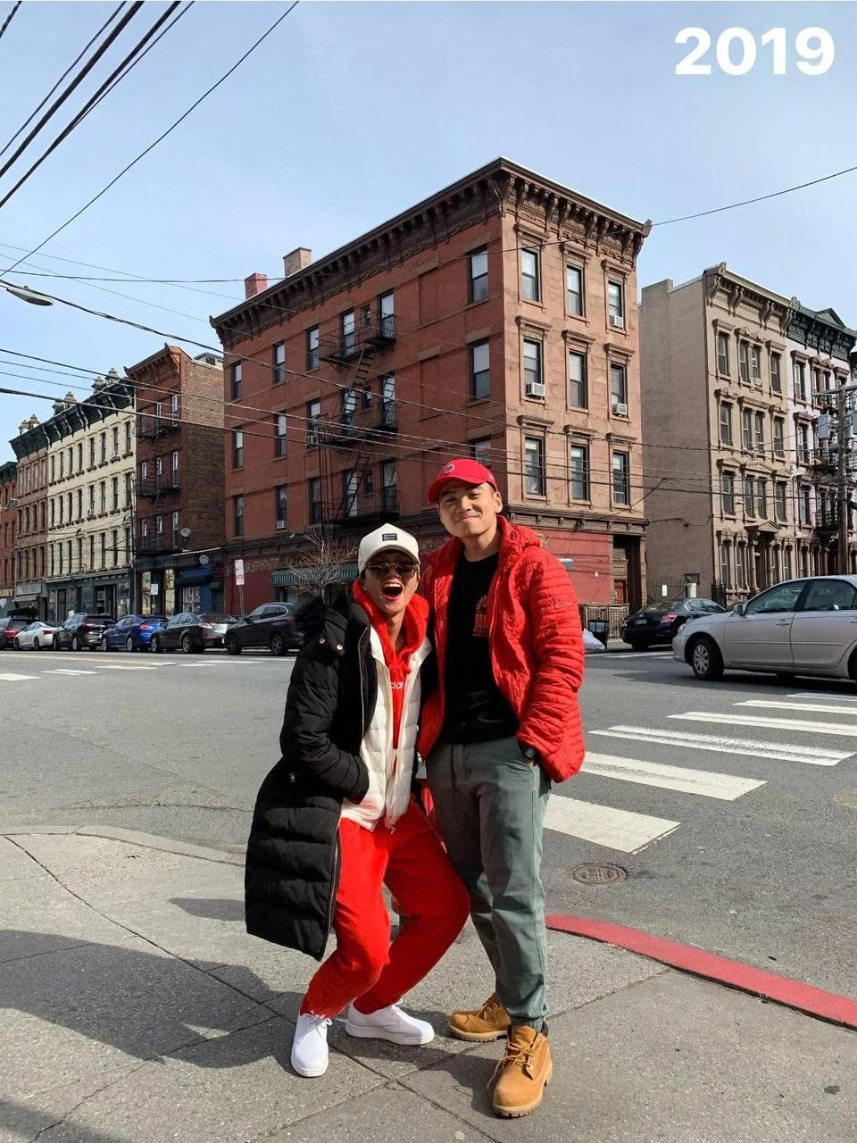 Ngày 1/2, nhiếp ảnh gia Tuấn Khôi đăng tải những khoảnh khắc bên Hoa hậu H’Hen Niê trong 7 năm qua. Anh viết: "7 năm đón Tết cùng em bé". Đây là lần đầu cặp đôi công khai khoảnh khắc hẹn hò. Trước đó, Hoa hậu H’Hen Niê có động thái xác nhận gắn bó khi ra mắt bạn trai với người hâm mộ.