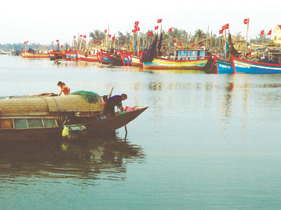 Phương tiện đánh bắt khai thác biển của Việt Nam còn nhỏ bé, thô sơ. Ảnh: T.L