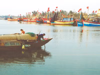 Phương tiện đánh bắt khai thác biển của Việt Nam còn nhỏ bé, thô sơ. Ảnh: T.L